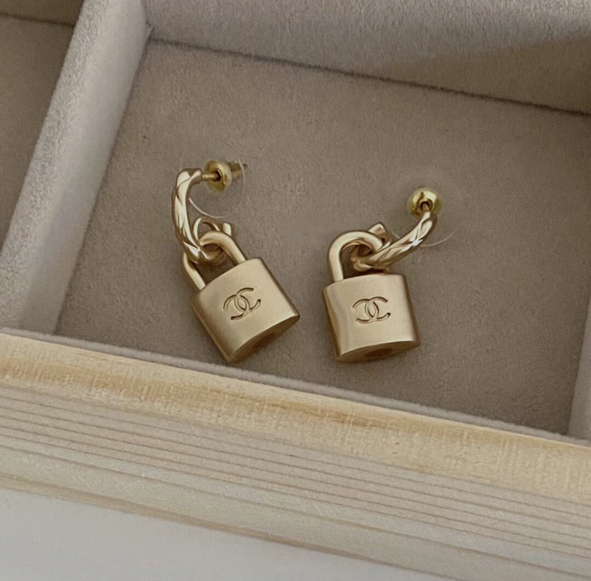 香奶奶經典鎖頭 雙c米金翻玩耳墜