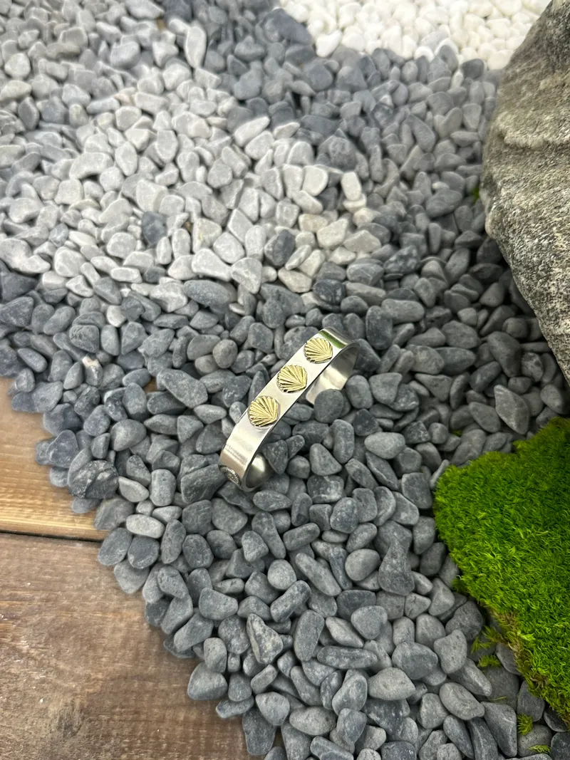 鳴島翔 三金貝殼 Bangle (半雕刻)