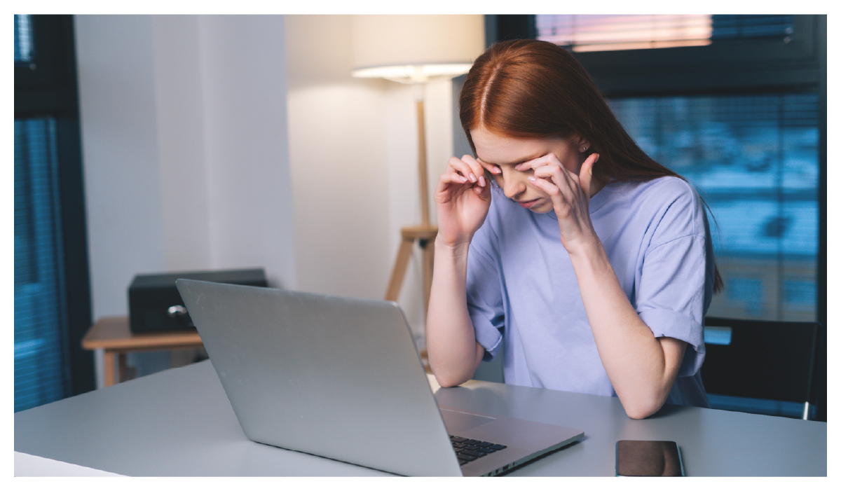 乾眼症的女生在揉眼睛