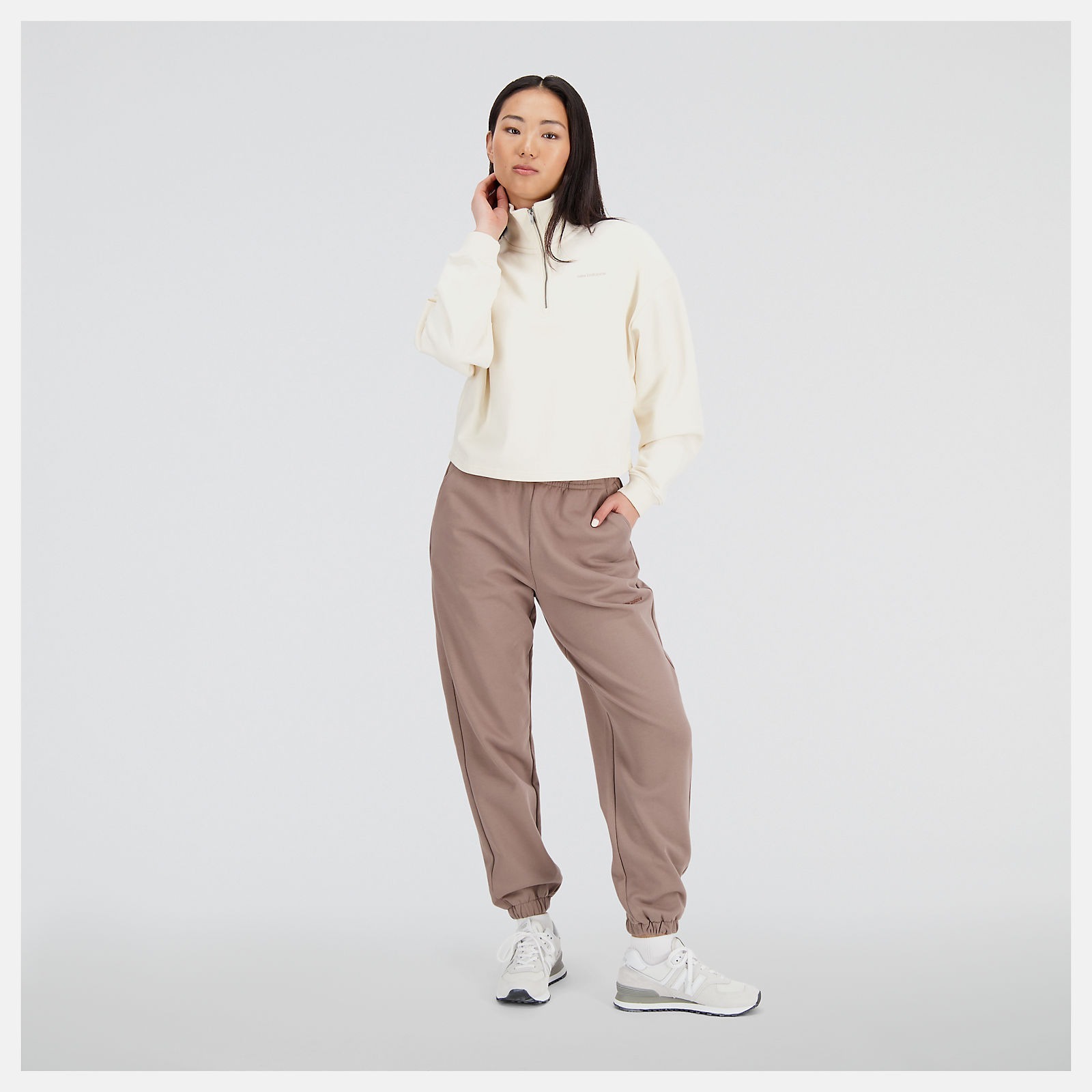 NEW BALANCE 長T NB 米白 刺繡 半開襟 短版上衣 女 AWT33556GIE