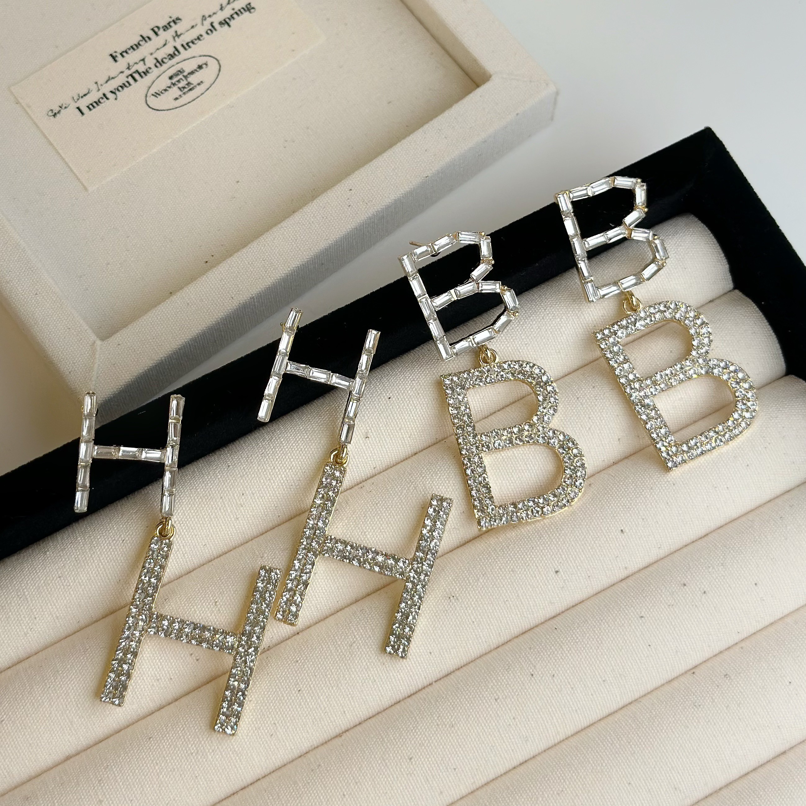 M23歷程．字母滿鑽垂吊