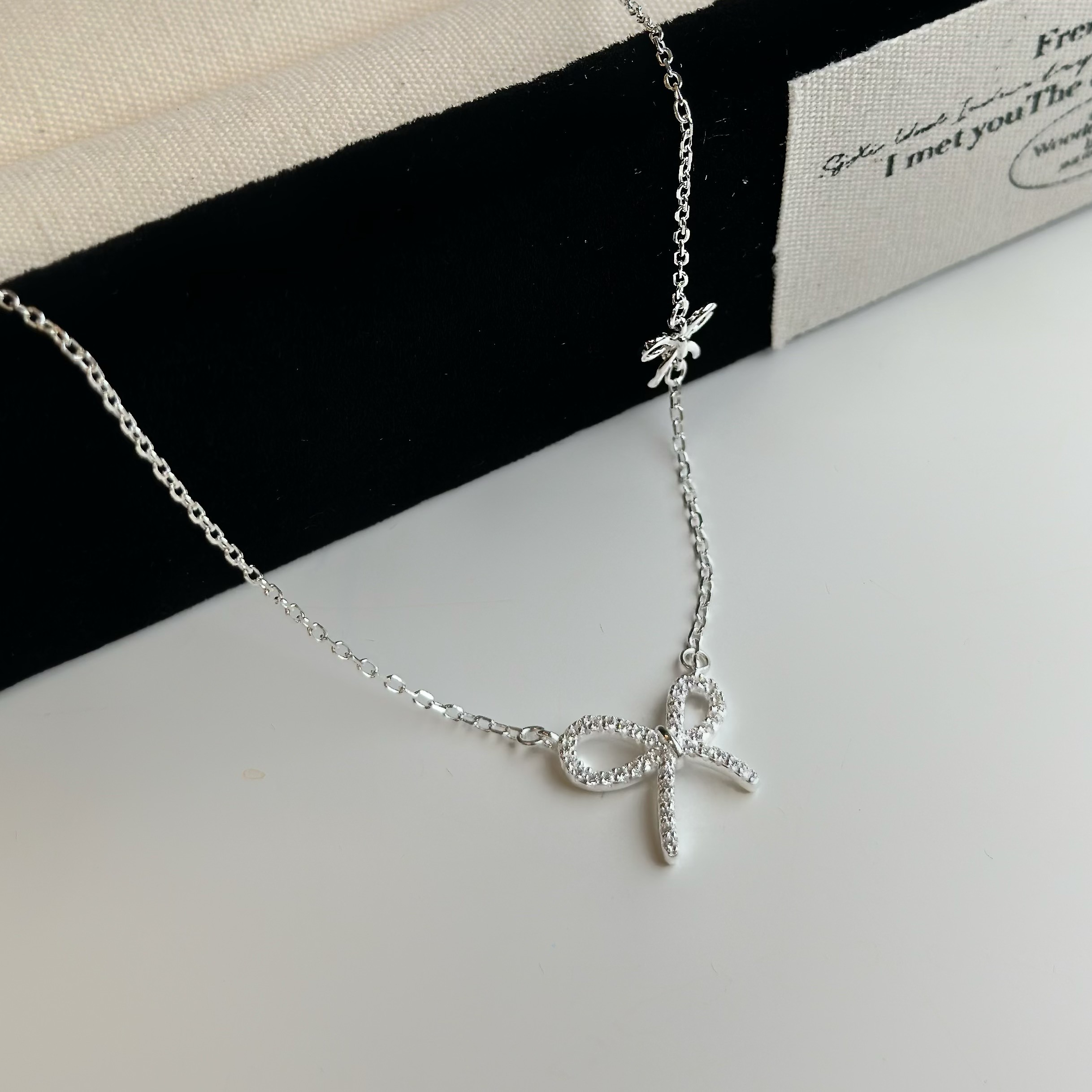 M33洋溢．滿鑽蝴蝶結純銀鎖骨鏈