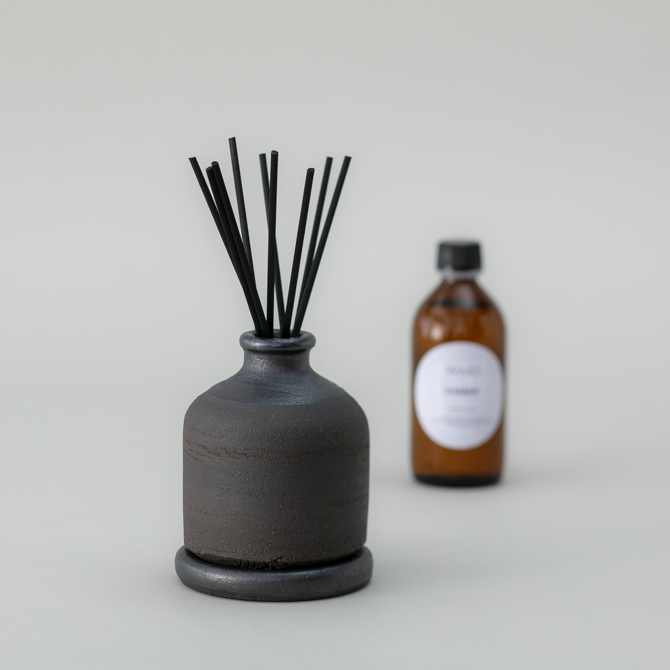 WAKS 手製粗陶工藝系列擴香黑瓶-琥珀