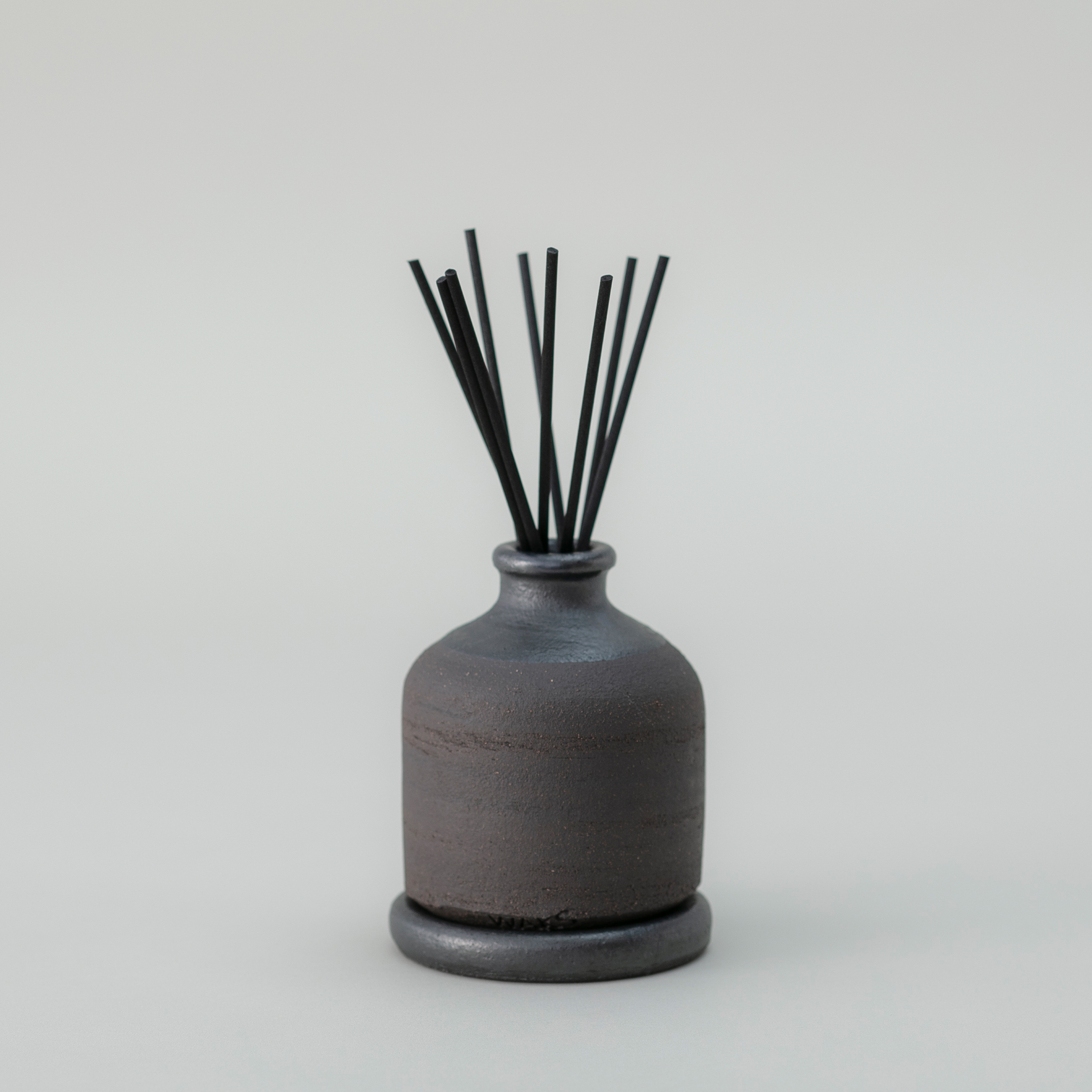 WAKS 手製粗陶工藝系列擴香黑瓶-琥珀