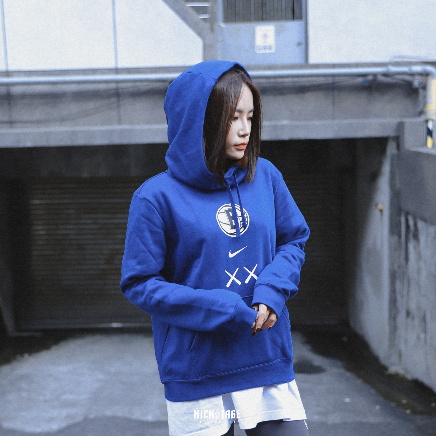 **特價商品售出不退換**女款 NIKE X KAWS X Brooklyn Nets City Edition XX 藍色 長袖 連帽【FB4916-495】NIKEKAWS
