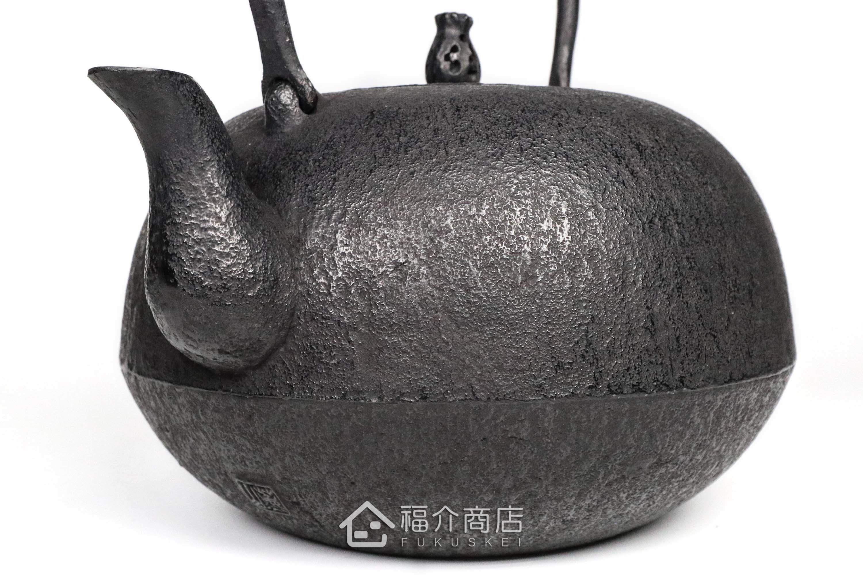 薰山工房所製作煮水泡茶用的鐵壺