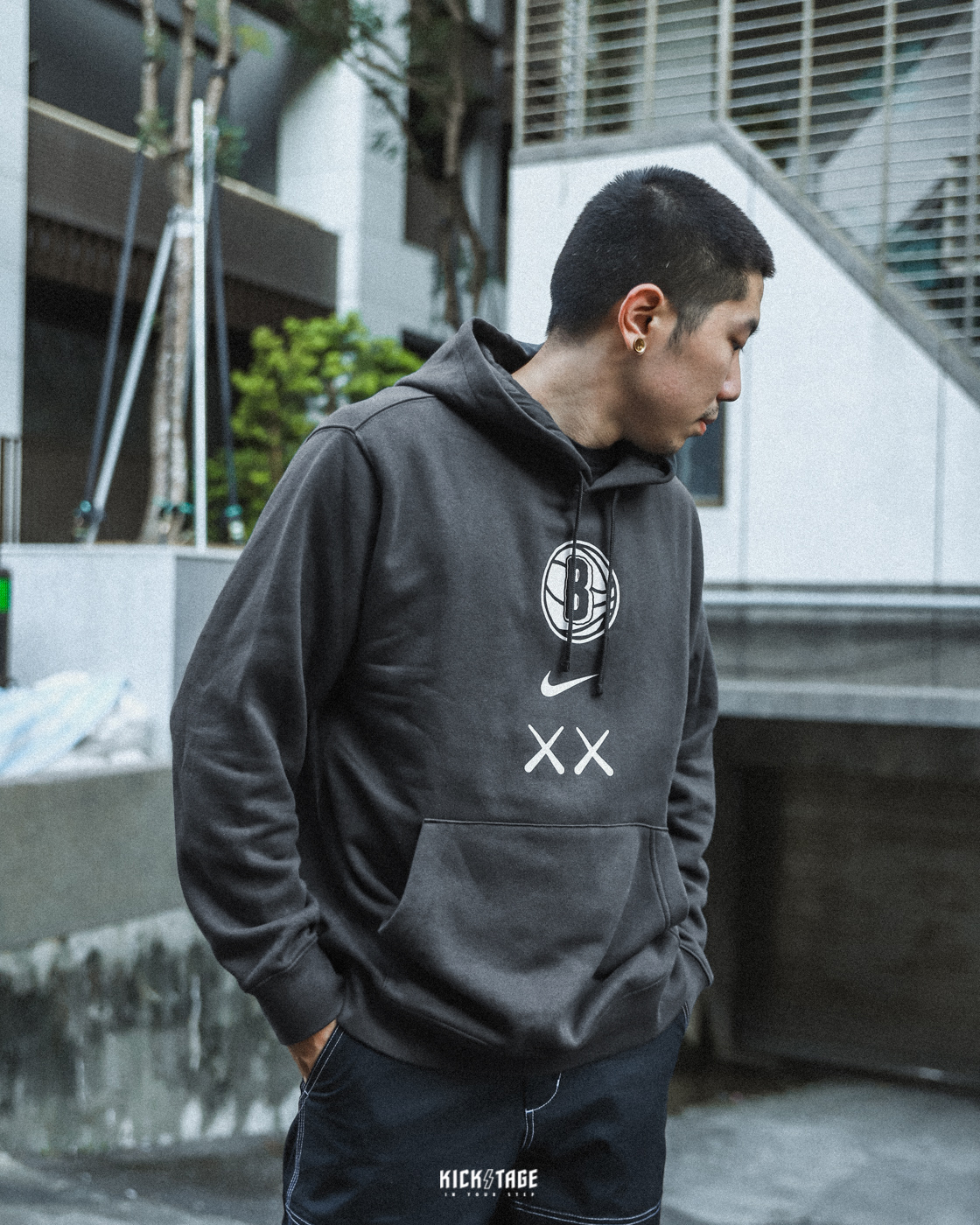 **特價商品售出不退換**男女款 NIKE X KAWS X Brooklyn Nets City Edition XX 炭黑 深灰 長袖 連帽【FB4813-070】NIKEKAWS