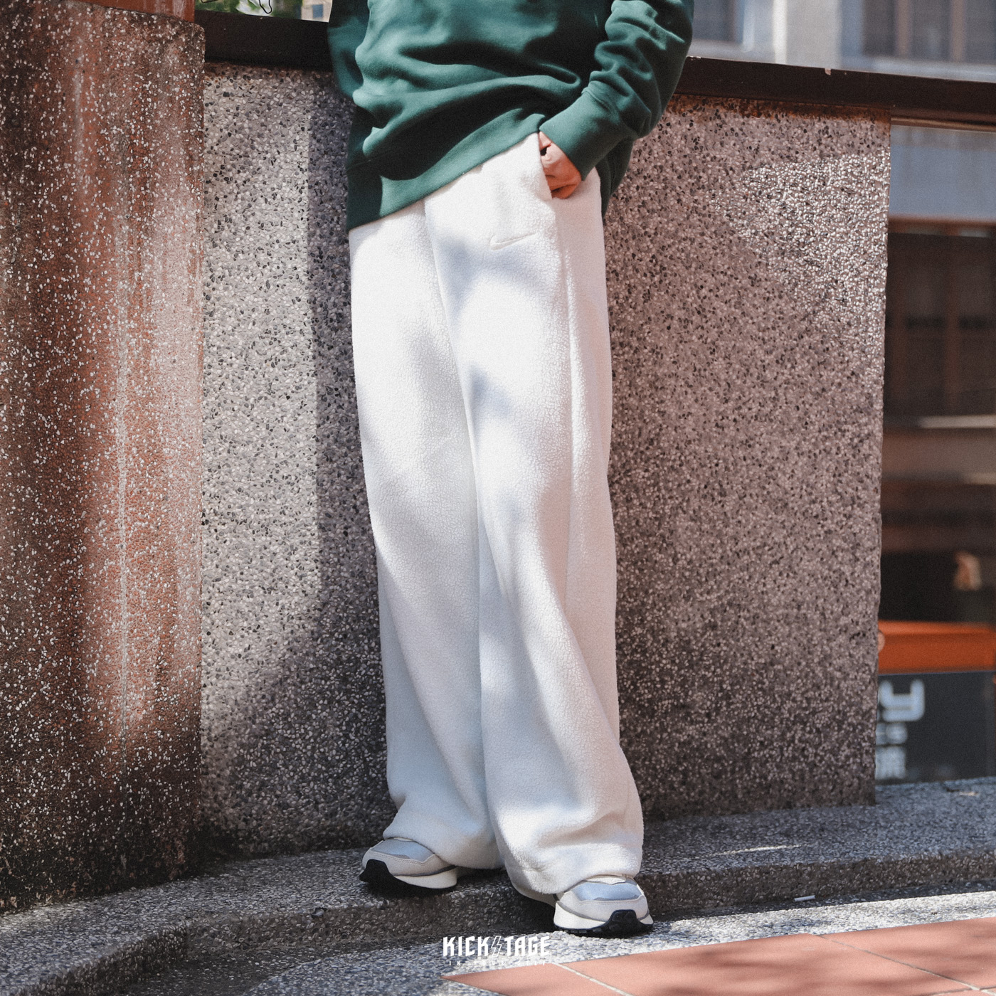 女款 NIKE W SPORTSWEAR PLUSH 米白色 刺繡小勾 毛絨 抽繩 寬褲 長褲【DV4362-133】