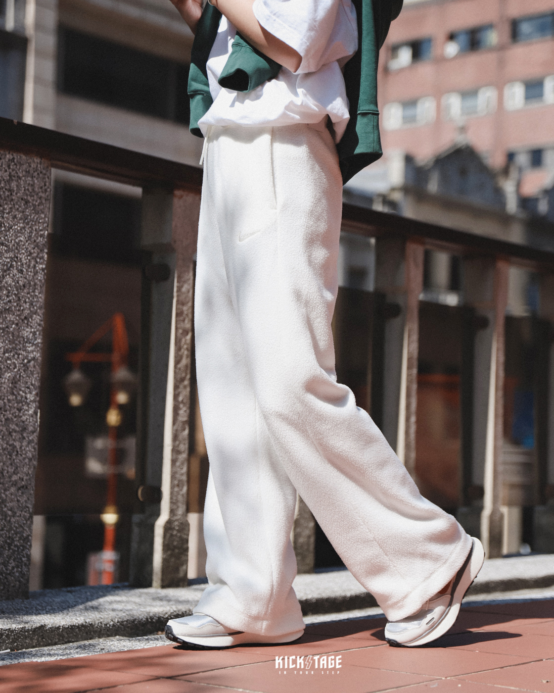 女款 NIKE W SPORTSWEAR PLUSH 米白色 刺繡小勾 毛絨 抽繩 寬褲 長褲【DV4362-133】