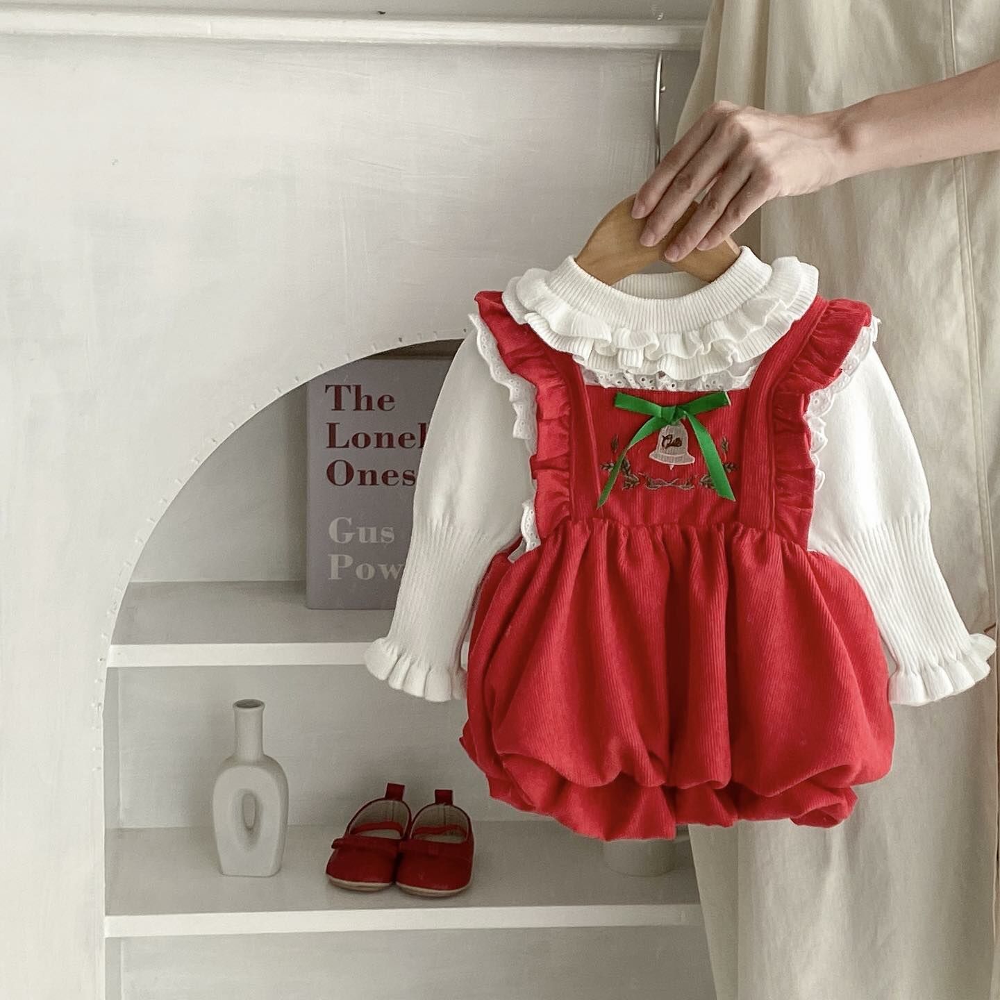 聖誕鈴鐺飛袖裙+木耳圓領泡泡針織上衣