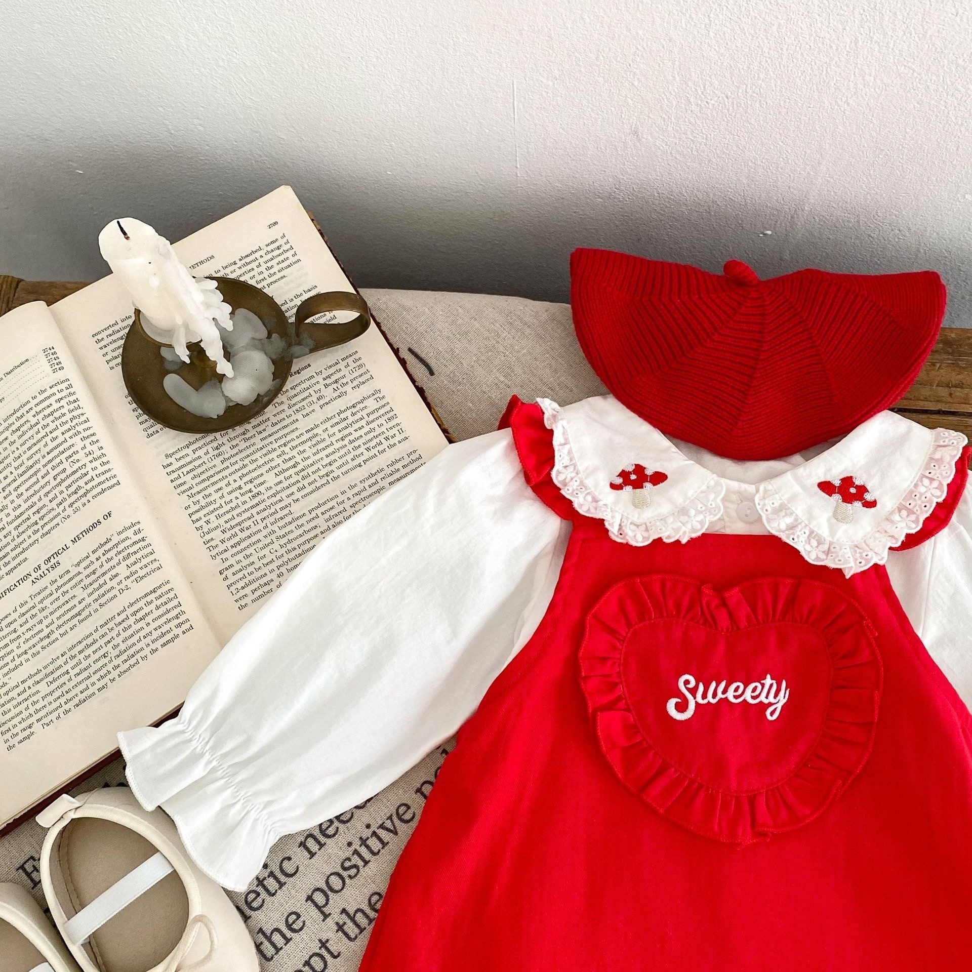 蘑菇刺繡娃娃領上衣+愛心吊帶裙