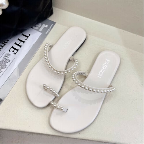 Flat pearl slippers