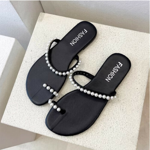 Flat pearl slippers