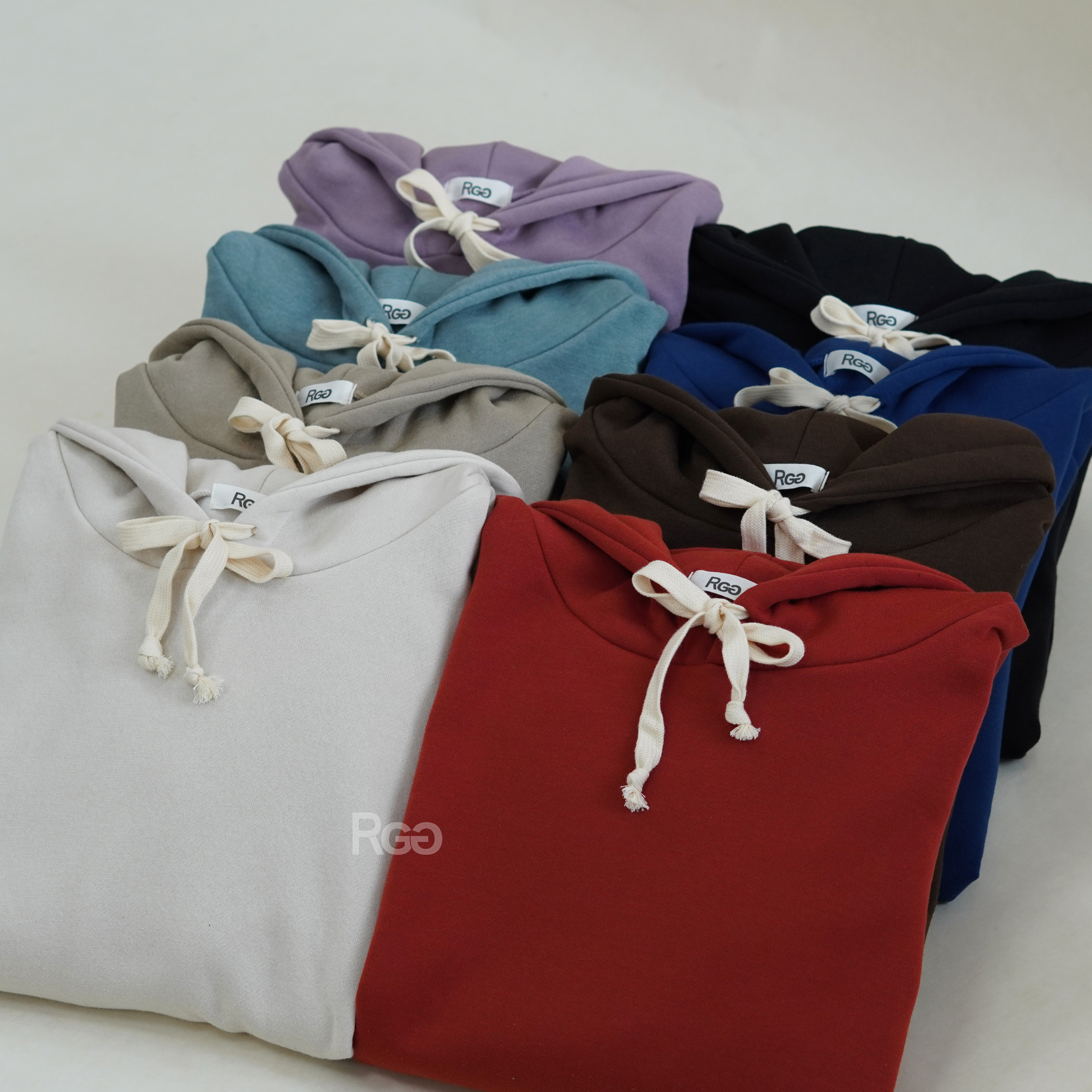 女模穿著訂製款台灣製純棉落肩隱藏口袋帽T全色系商品照