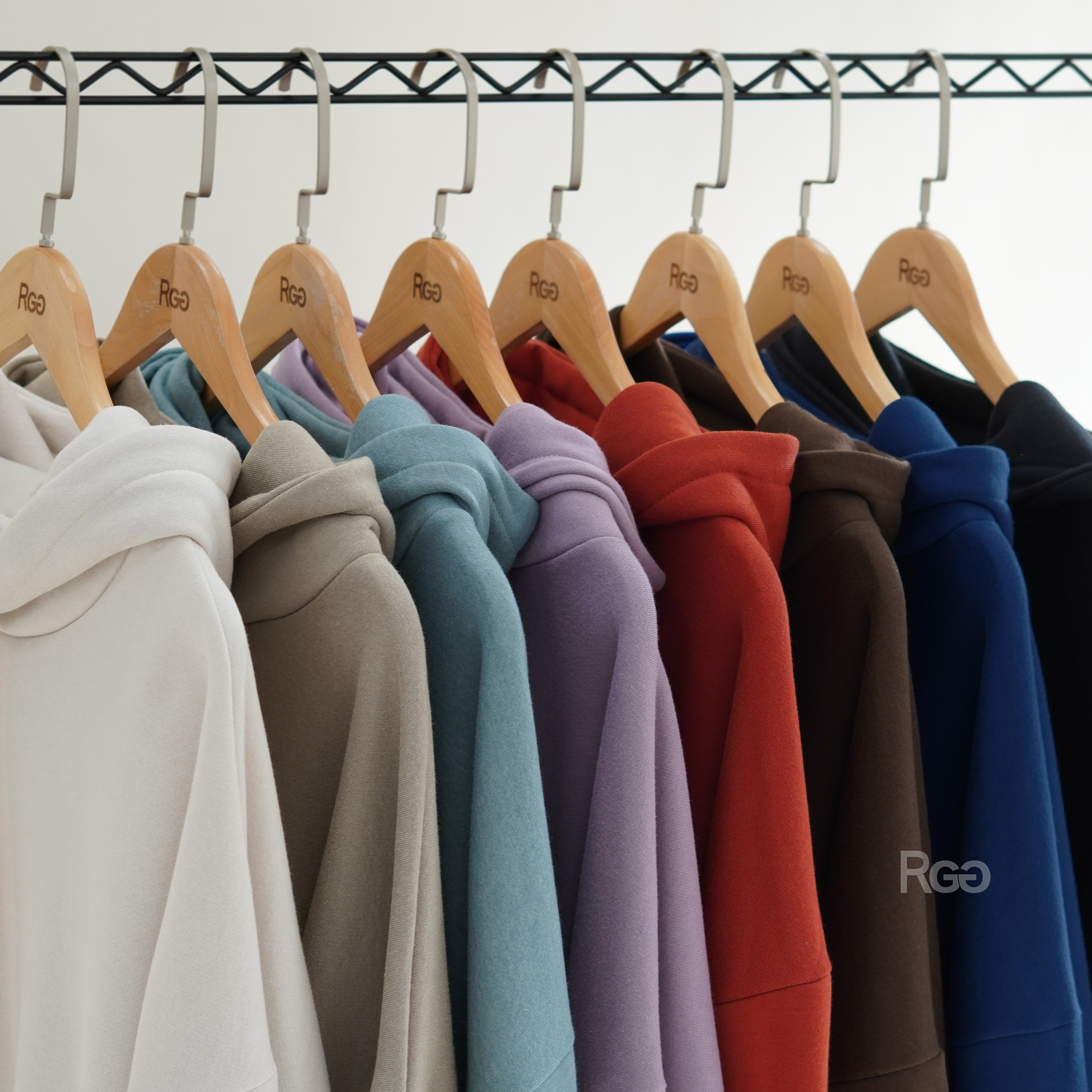 女模穿著訂製款台灣製純棉落肩隱藏口袋帽T吊掛商品照