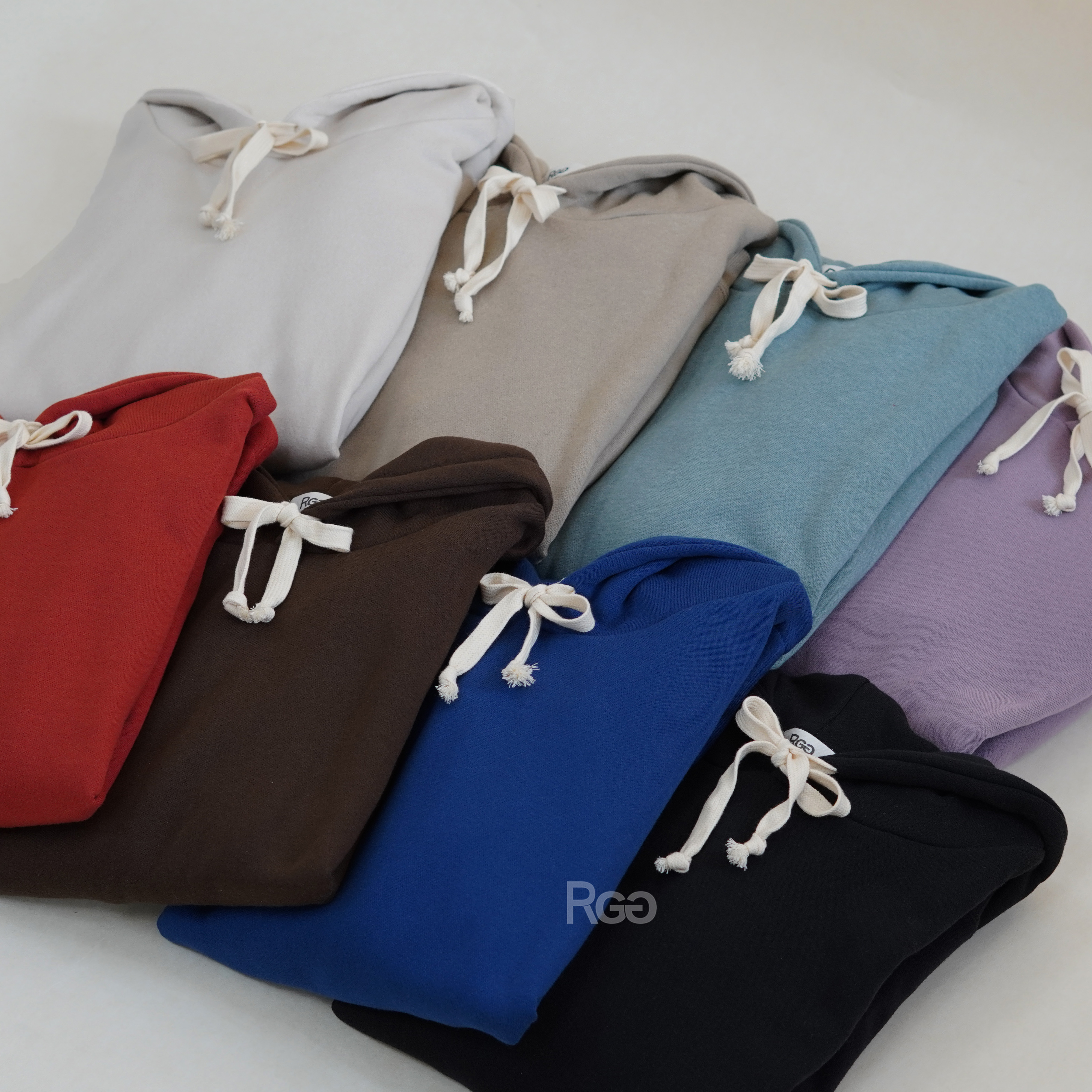 女模穿著訂製款台灣製純棉落肩隱藏口袋帽T商品照