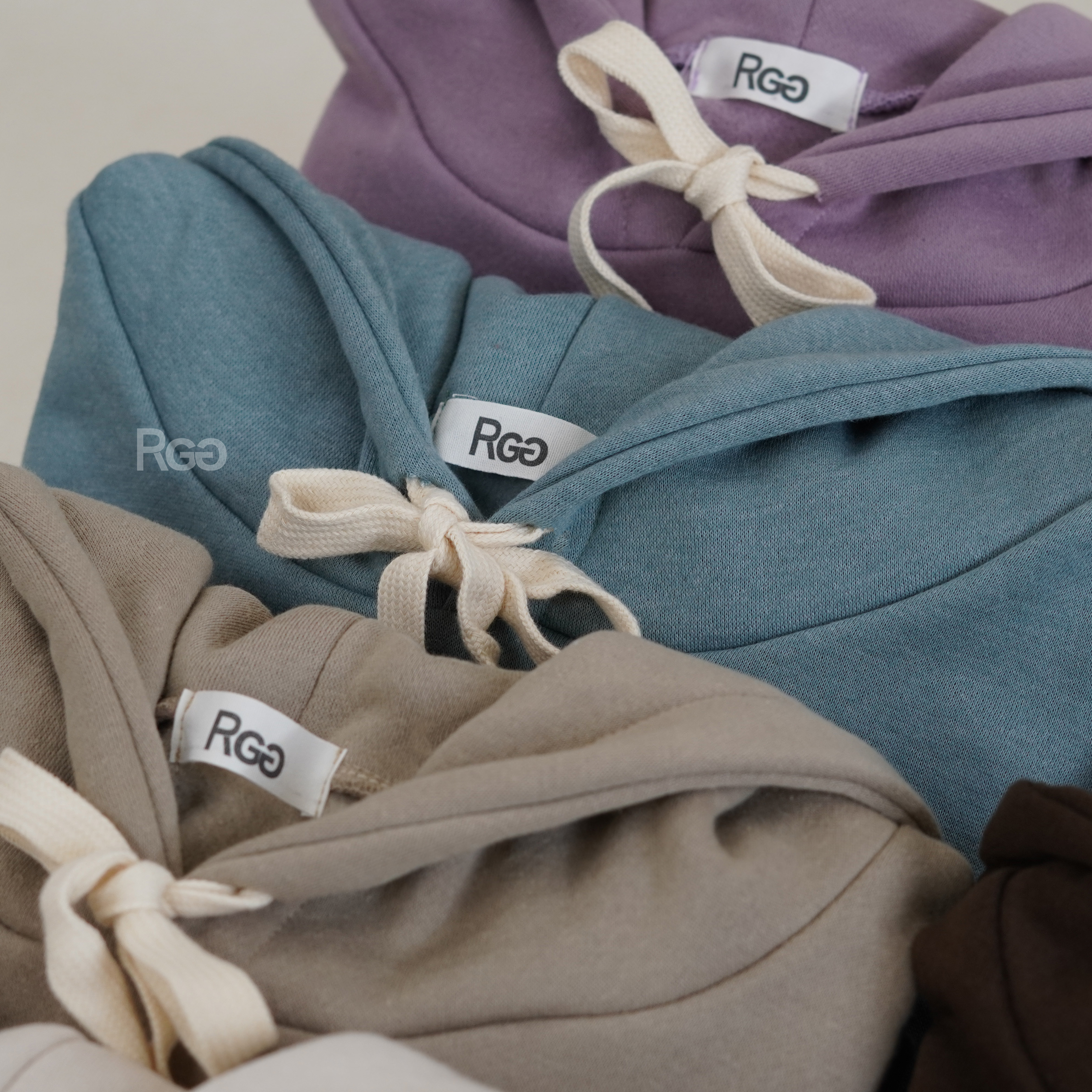 女模穿著訂製款台灣製純棉落肩隱藏口袋帽T領口細節照