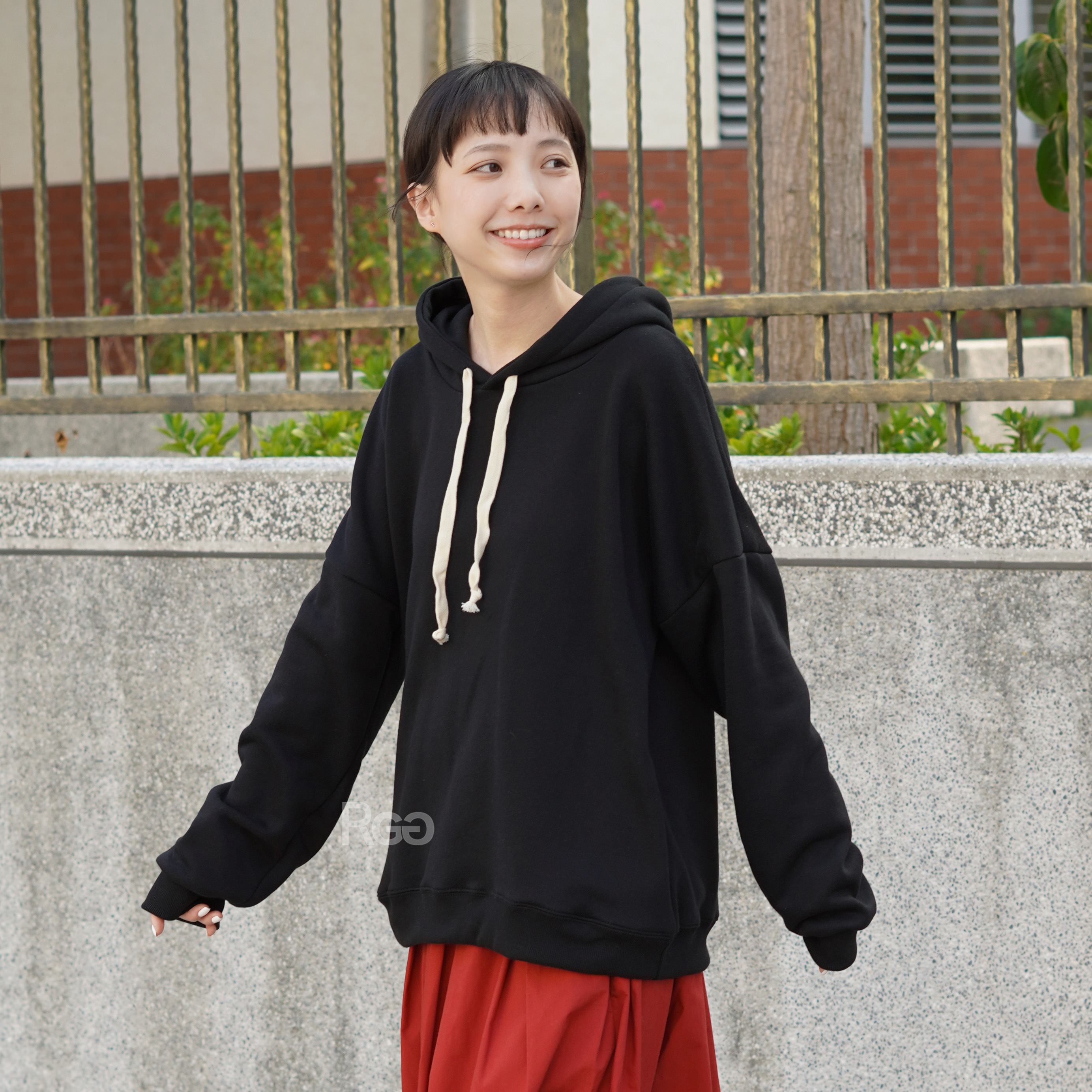 女模穿著訂製款台灣製純棉落肩隱藏口袋帽T黑色