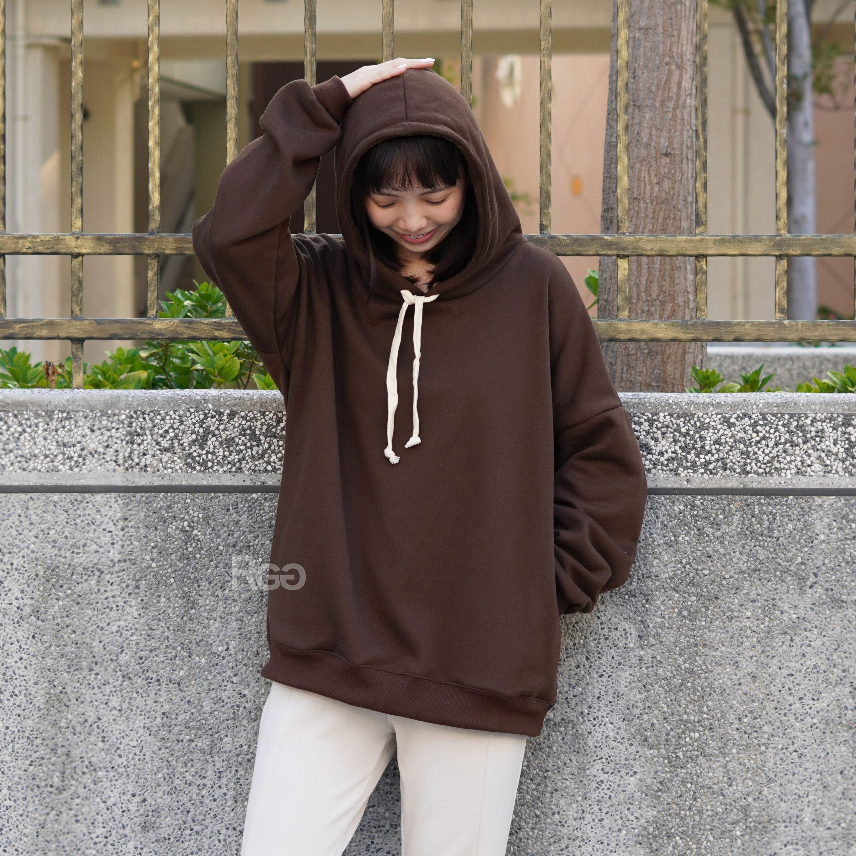 女模穿著訂製款台灣製純棉落肩隱藏口袋帽T美拉德咖色