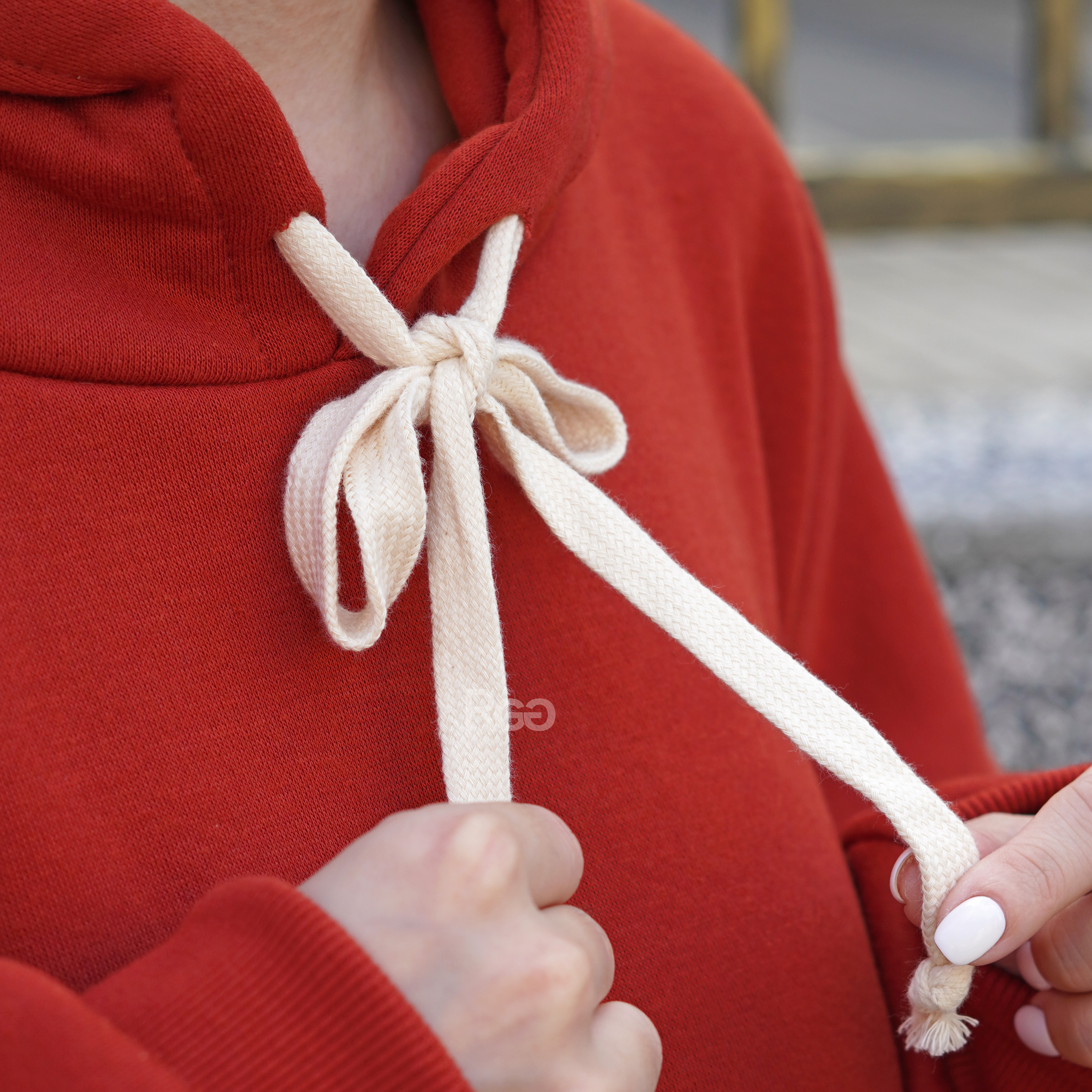 訂製款台灣製純棉落肩隱藏口袋帽T栗子橘紅色抽繩特寫照