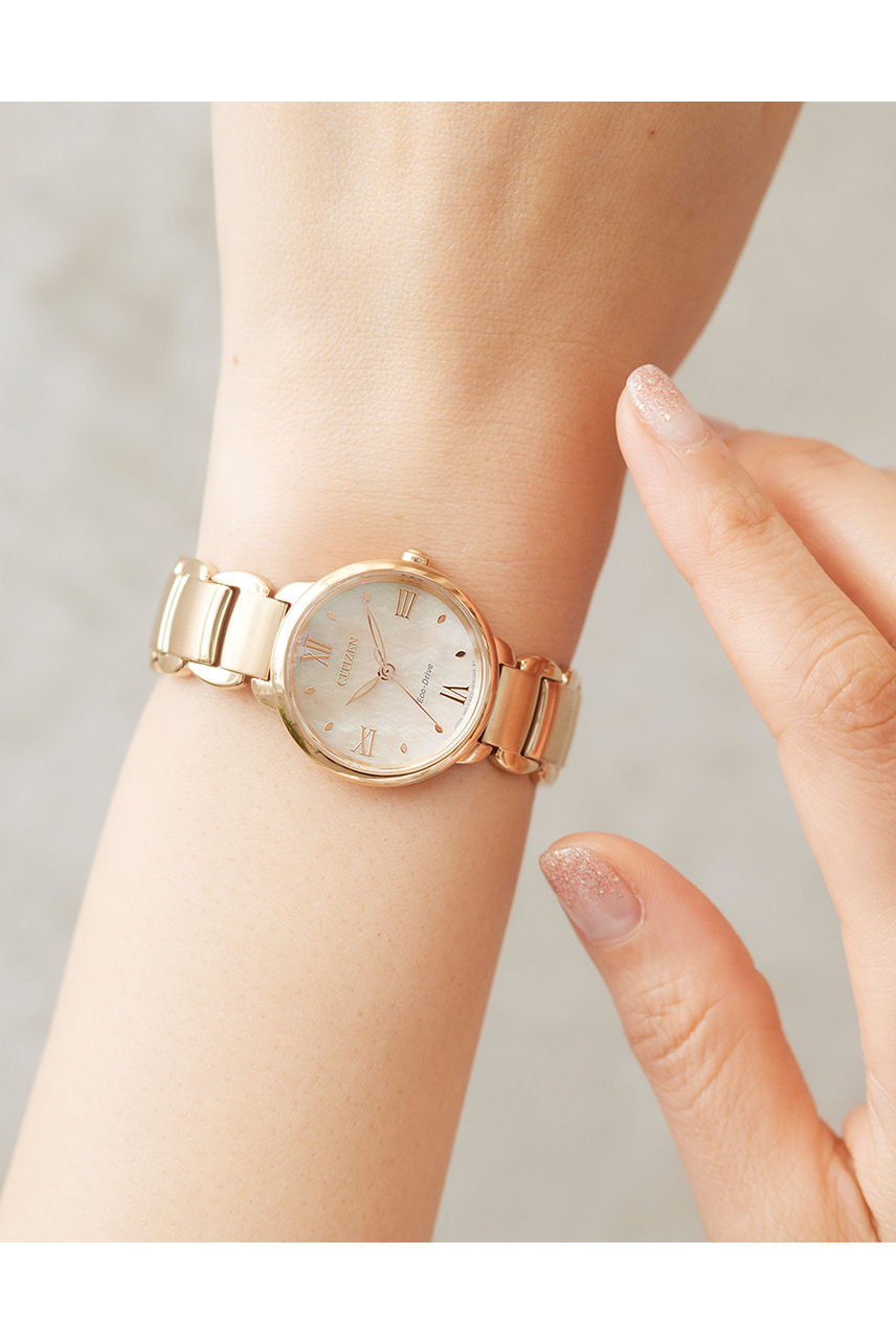 萬年鐘錶 - Citizen 星辰錶  L系列   朧月貝殼錶面光動能女錶  EM0929-81Y   錶徑28MM