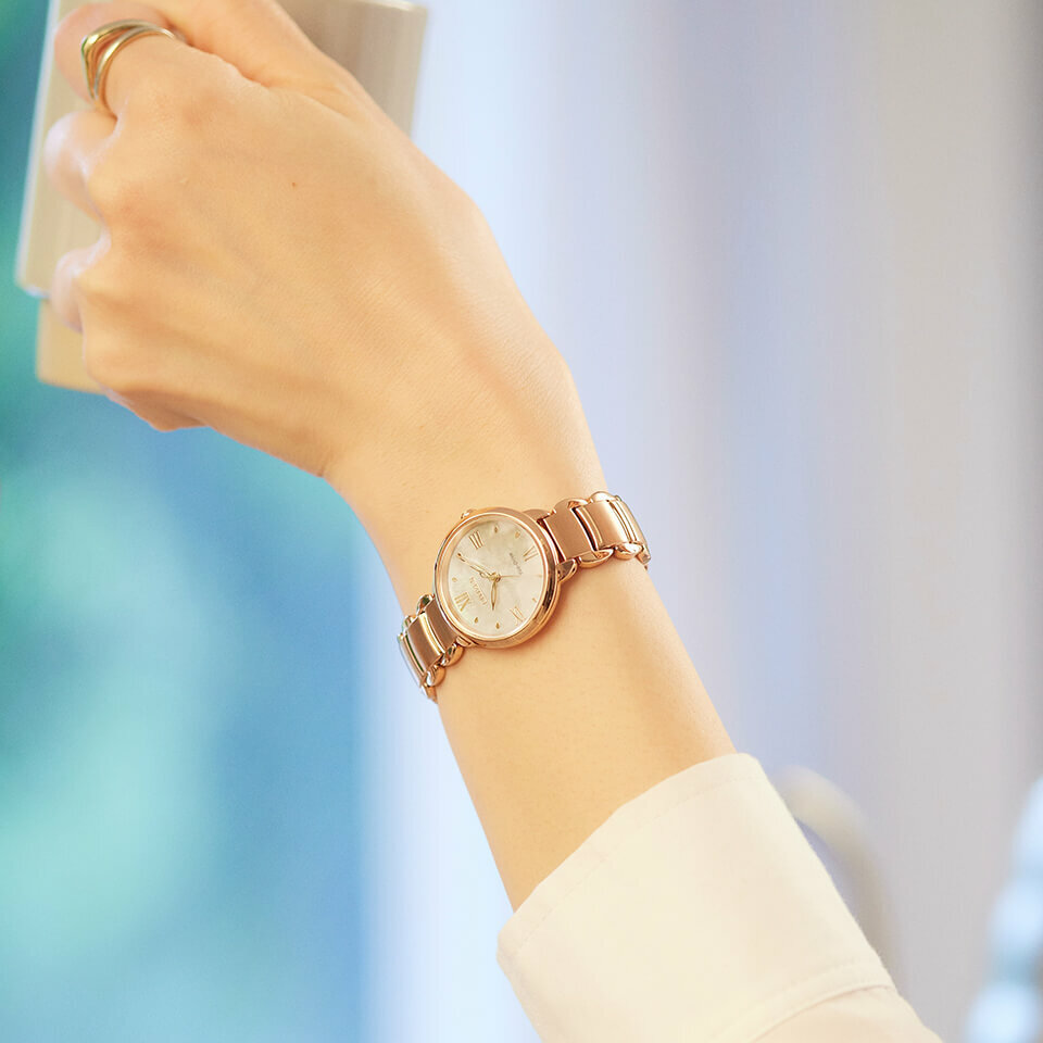 萬年鐘錶 - Citizen 星辰錶  L系列   朧月貝殼錶面光動能女錶  EM0928-84D   錶徑28MM