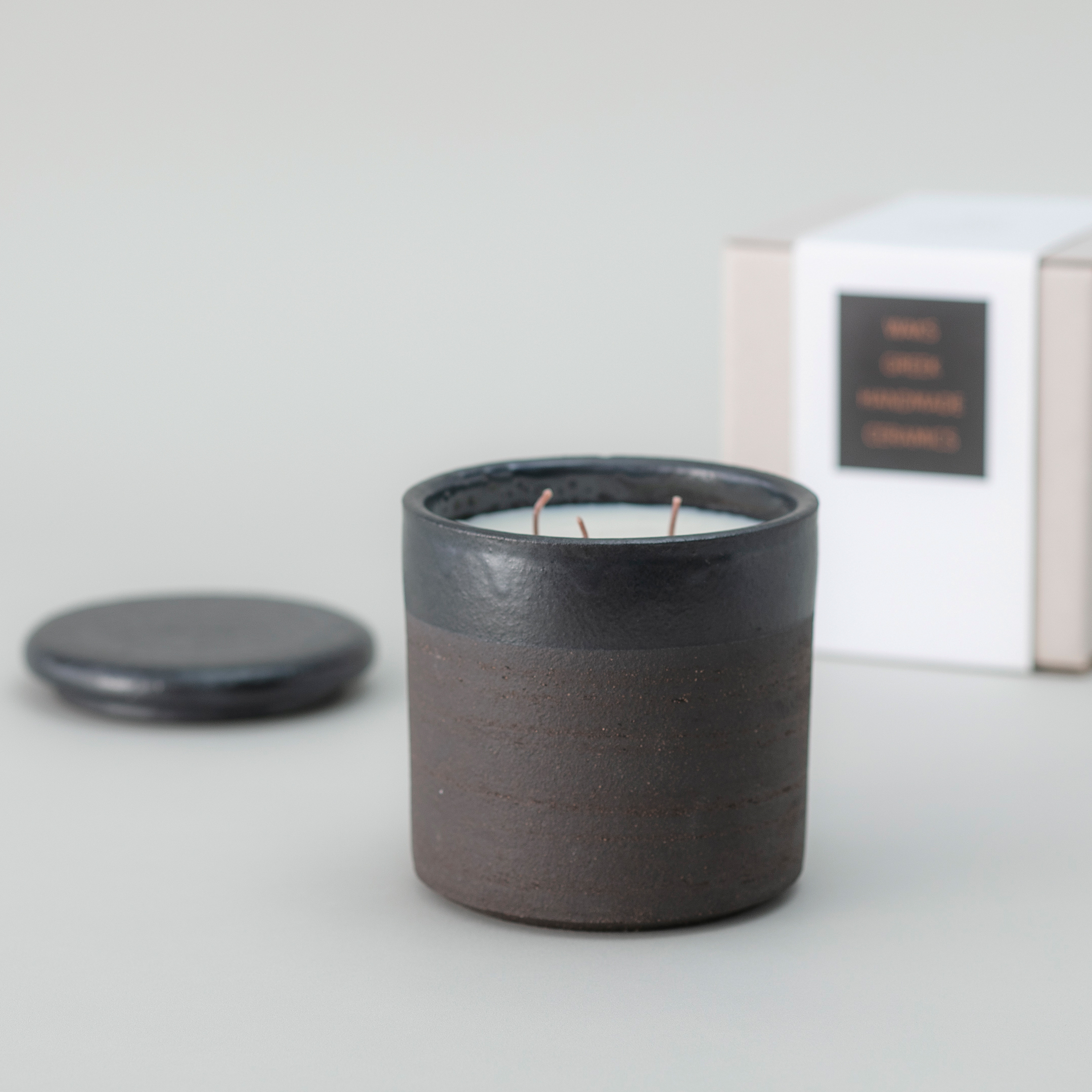 WAKS 手製粗陶工藝系列三燭芯香氛蠟燭黑瓶-琥珀