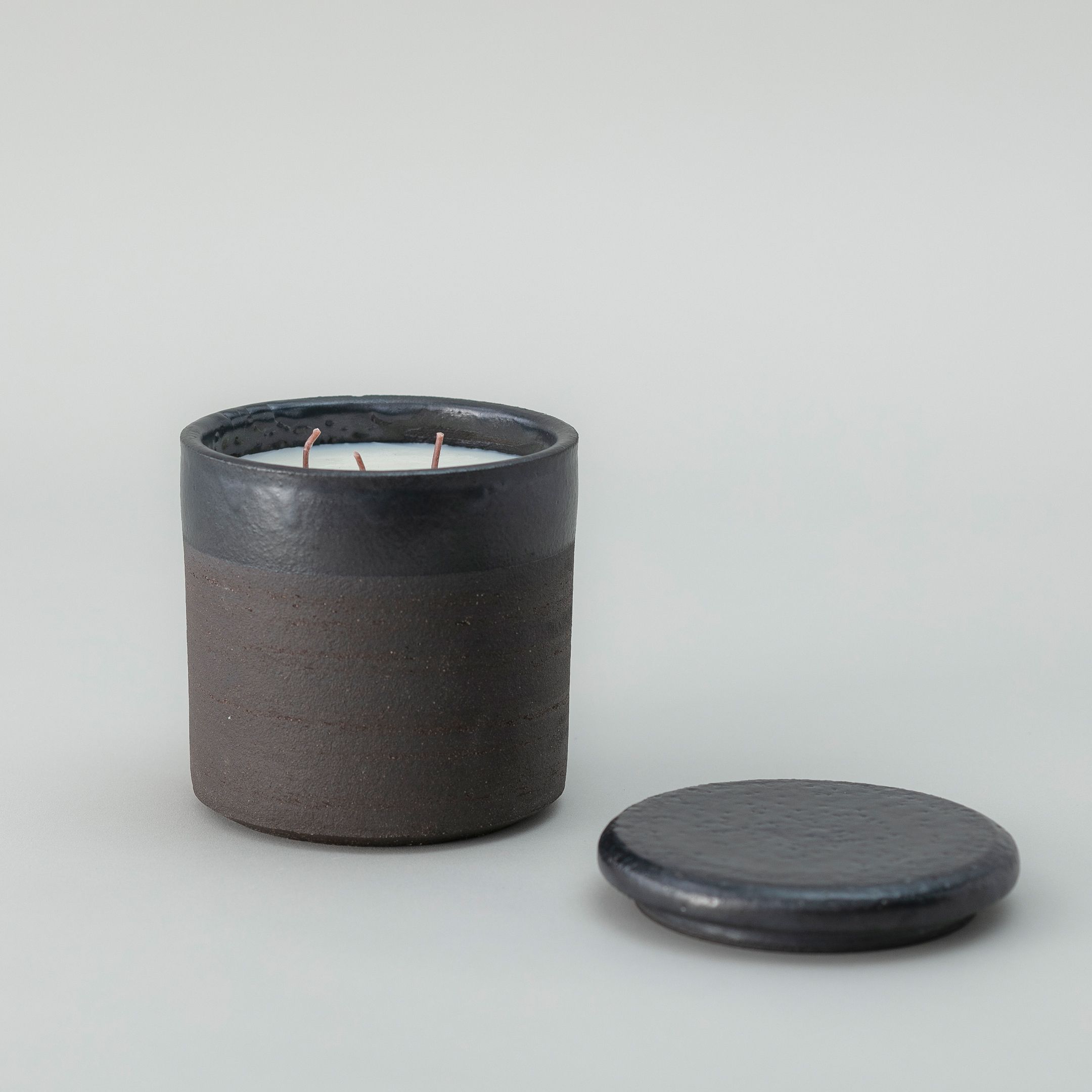 WAKS 手製粗陶工藝系列三燭芯香氛蠟燭黑瓶-琥珀