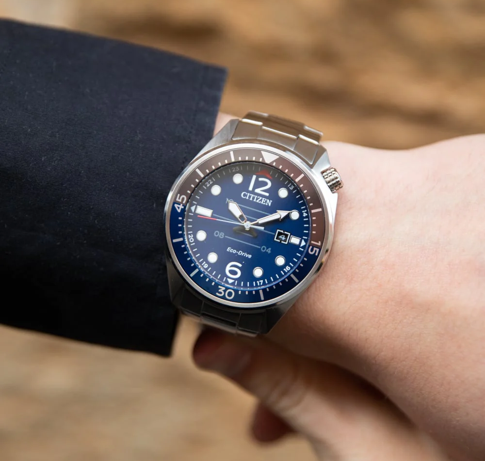 萬年鐘錶 - Citizen 星辰錶 潮男時尚藍色面盤光動能男錶 AW1716-83L  錶徑44MM