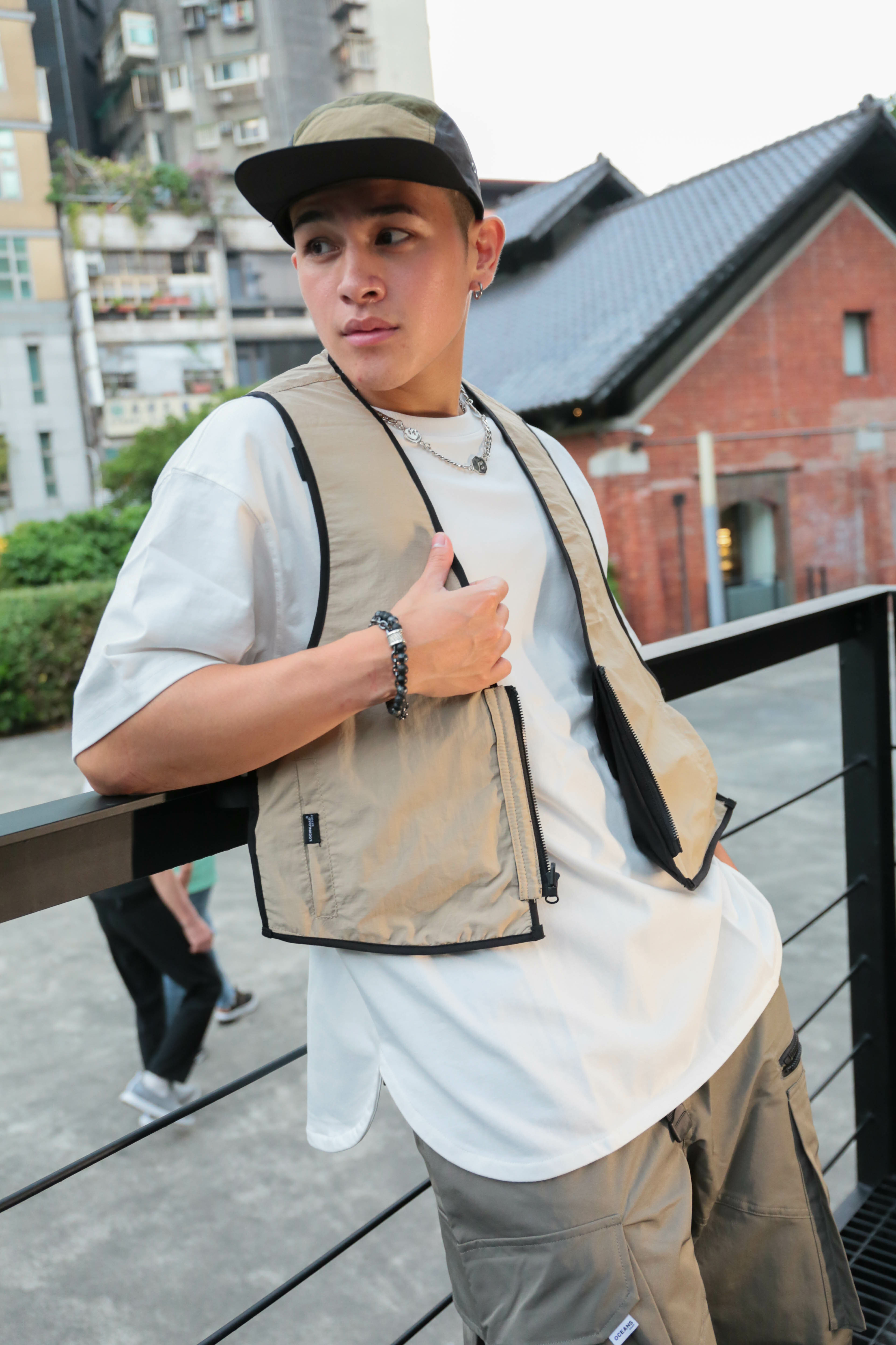 【TELK001】日系圓弧開岔剪裁落肩短T