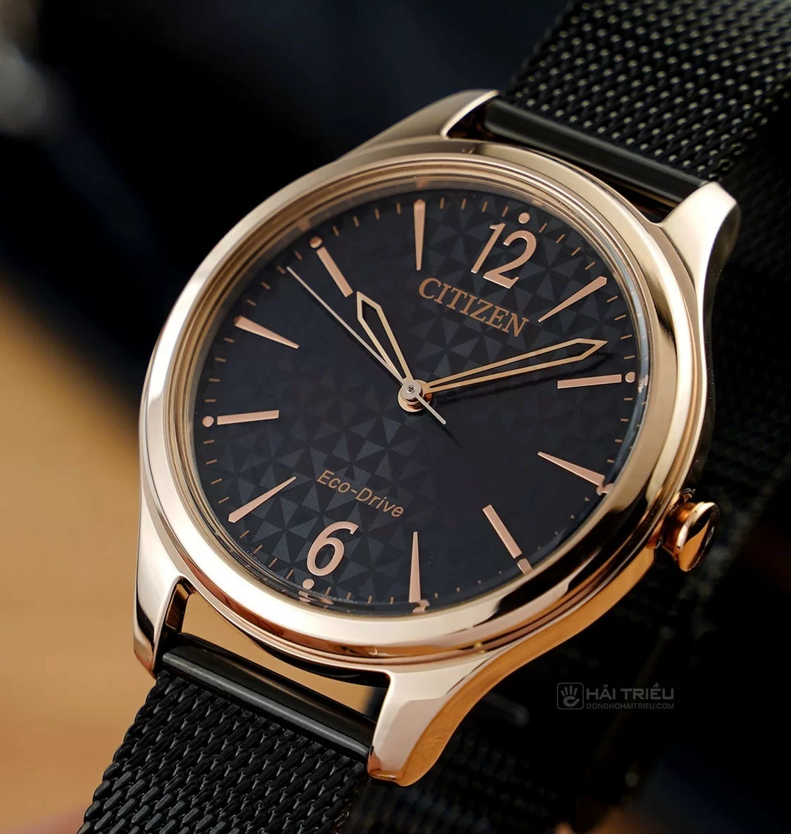 萬年鐘錶 - Citizen 星辰錶   幾何錶面優雅米蘭錶帶光動能女錶  EM0509-87E  錶徑 32MM