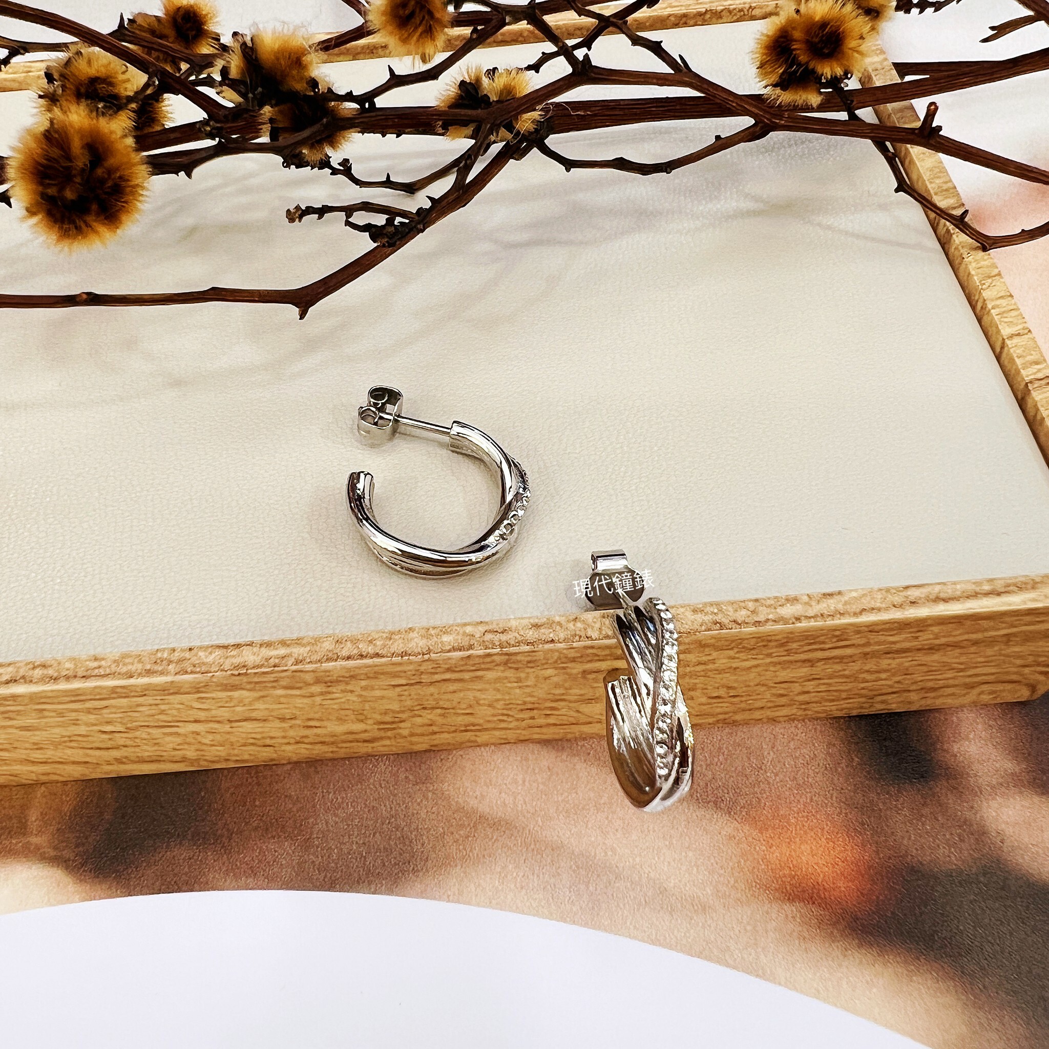 【Calvin Klein】鑲鑚波浪穿式耳環 CKF35000578現代鐘錶