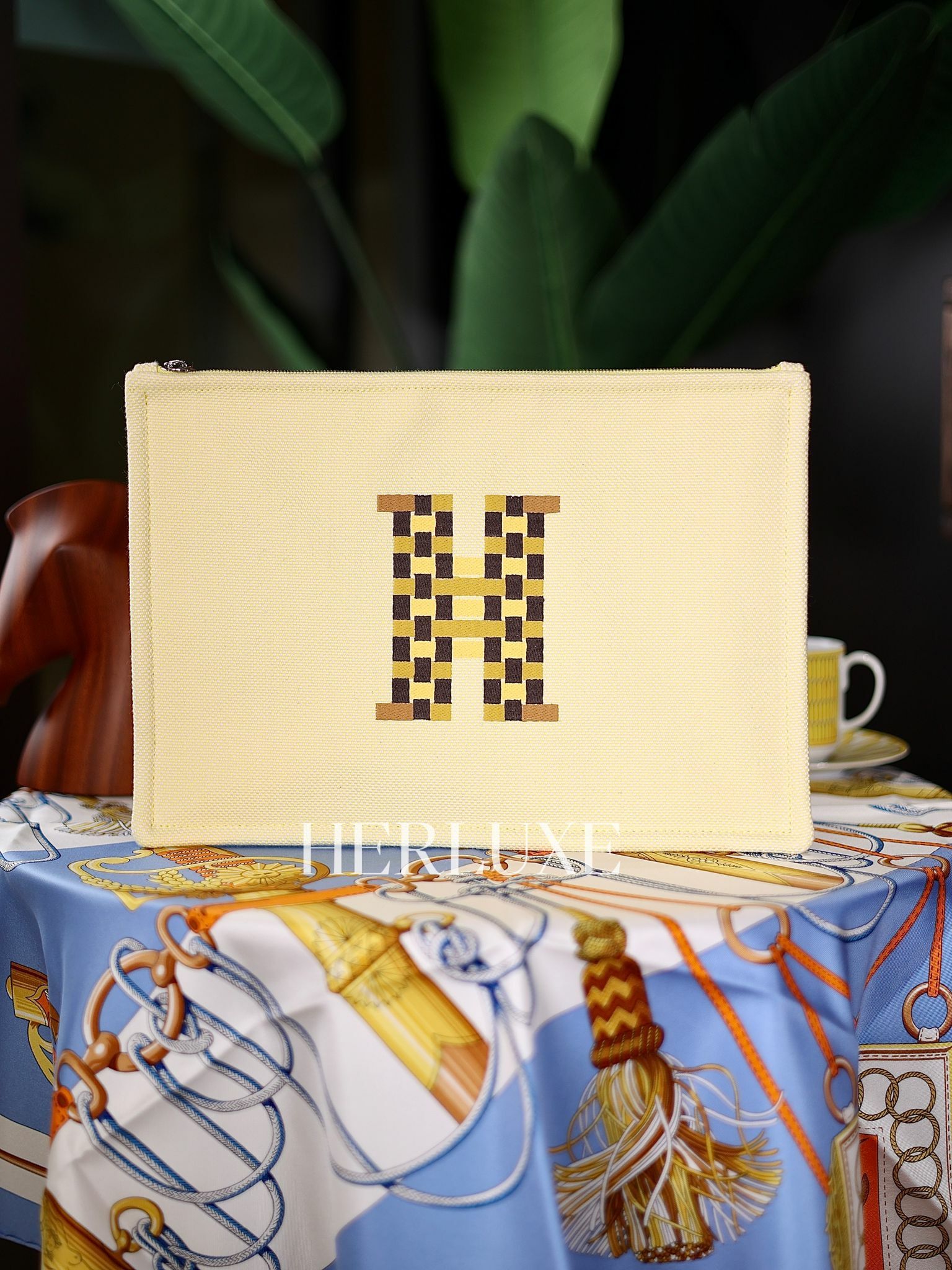 H Pouch size 31.5 x 22cm 黄色