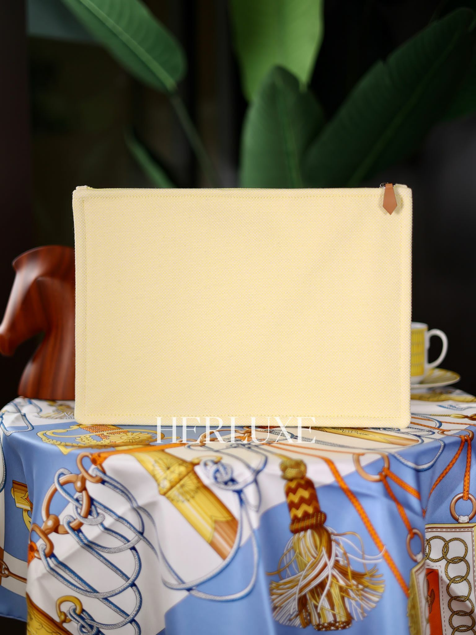 H Pouch size 31.5 x 22cm 黄色