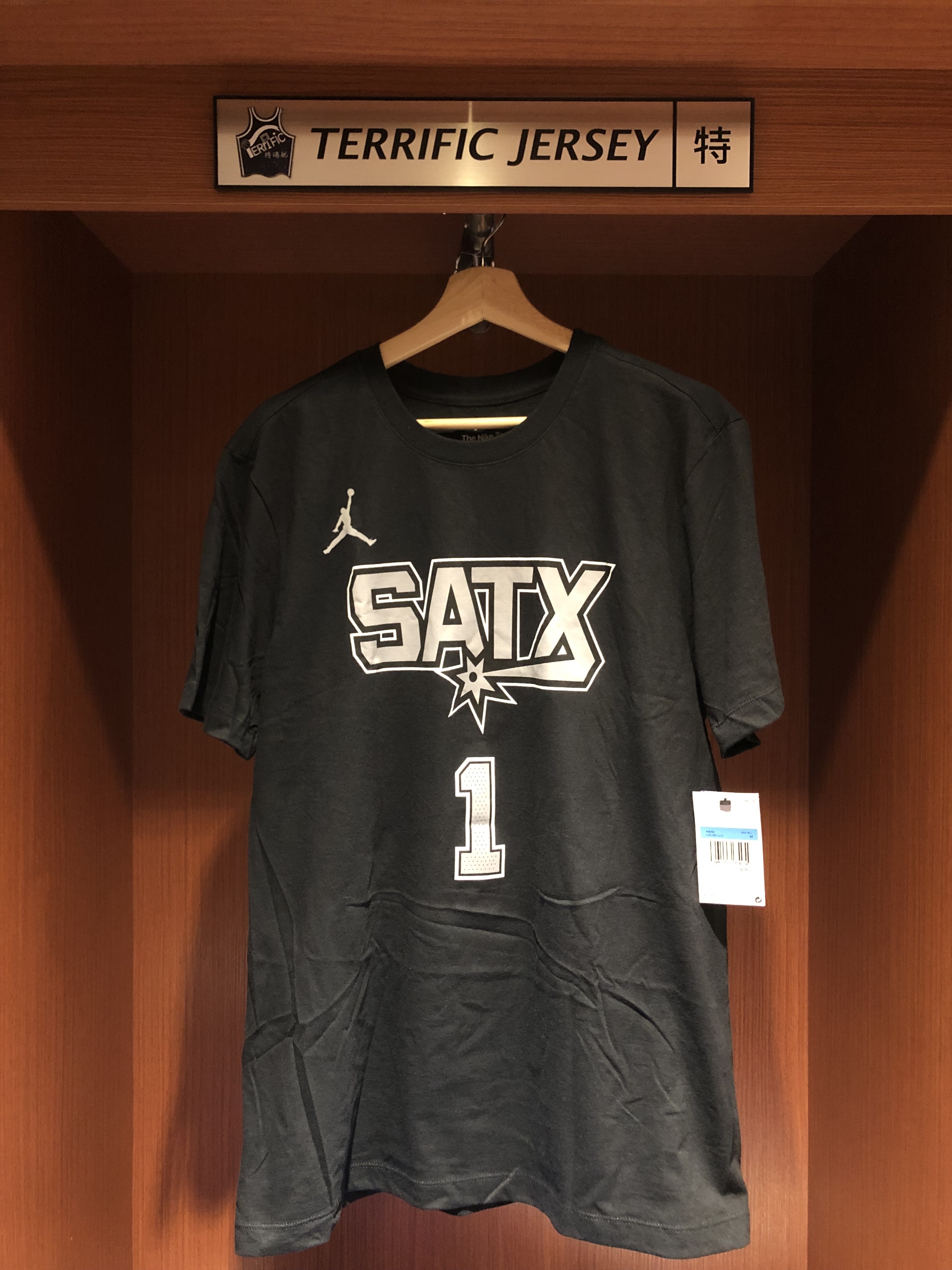 NBA短袖 Victor Wembanyama 聖安東尼奧馬刺黑圖騰 Statement Jordan Player Name Tee 棉質 短袖 全新