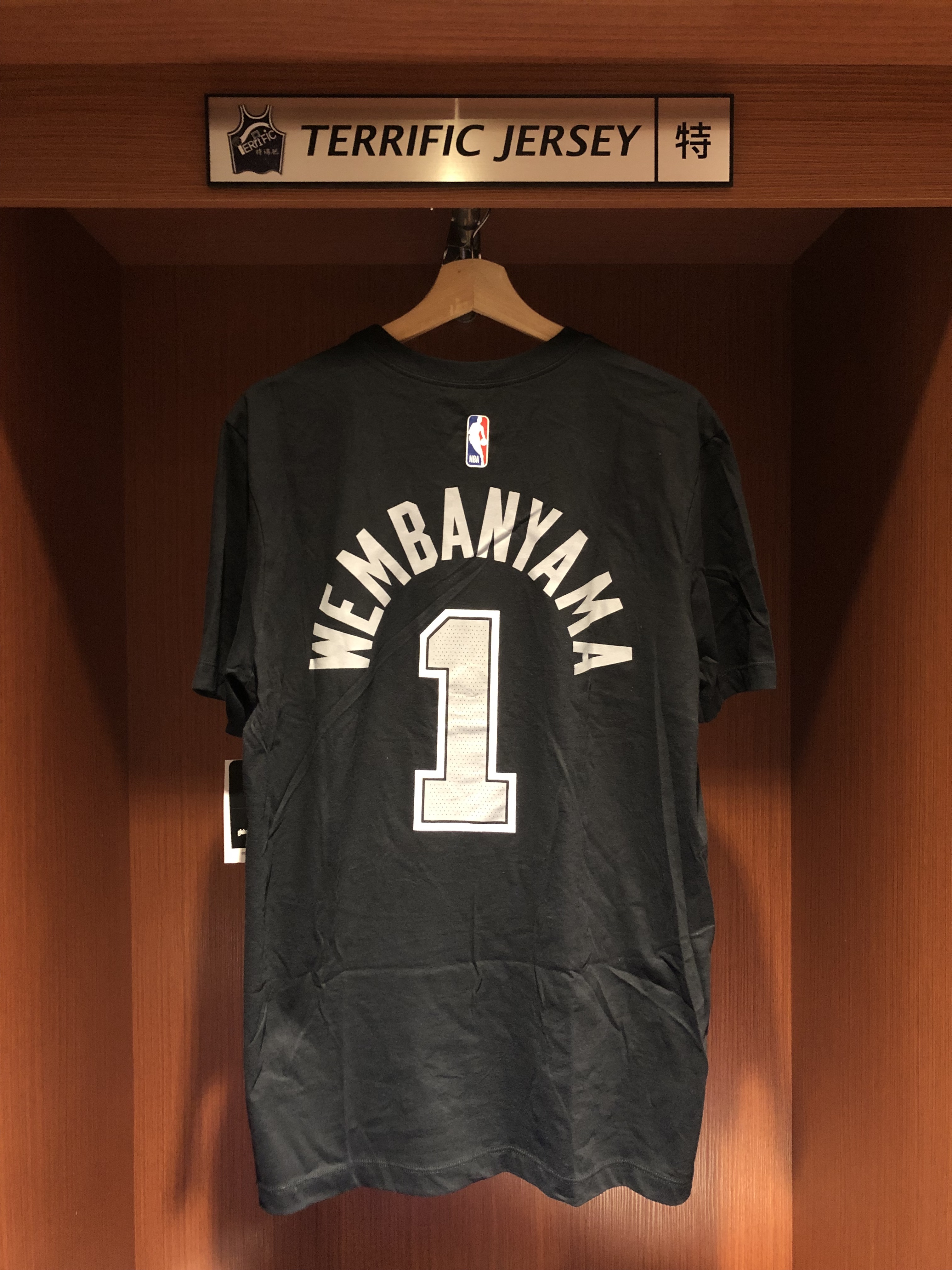 NBA短袖 Victor Wembanyama 聖安東尼奧馬刺黑圖騰 Statement Jordan Player Name Tee 棉質 短袖 全新