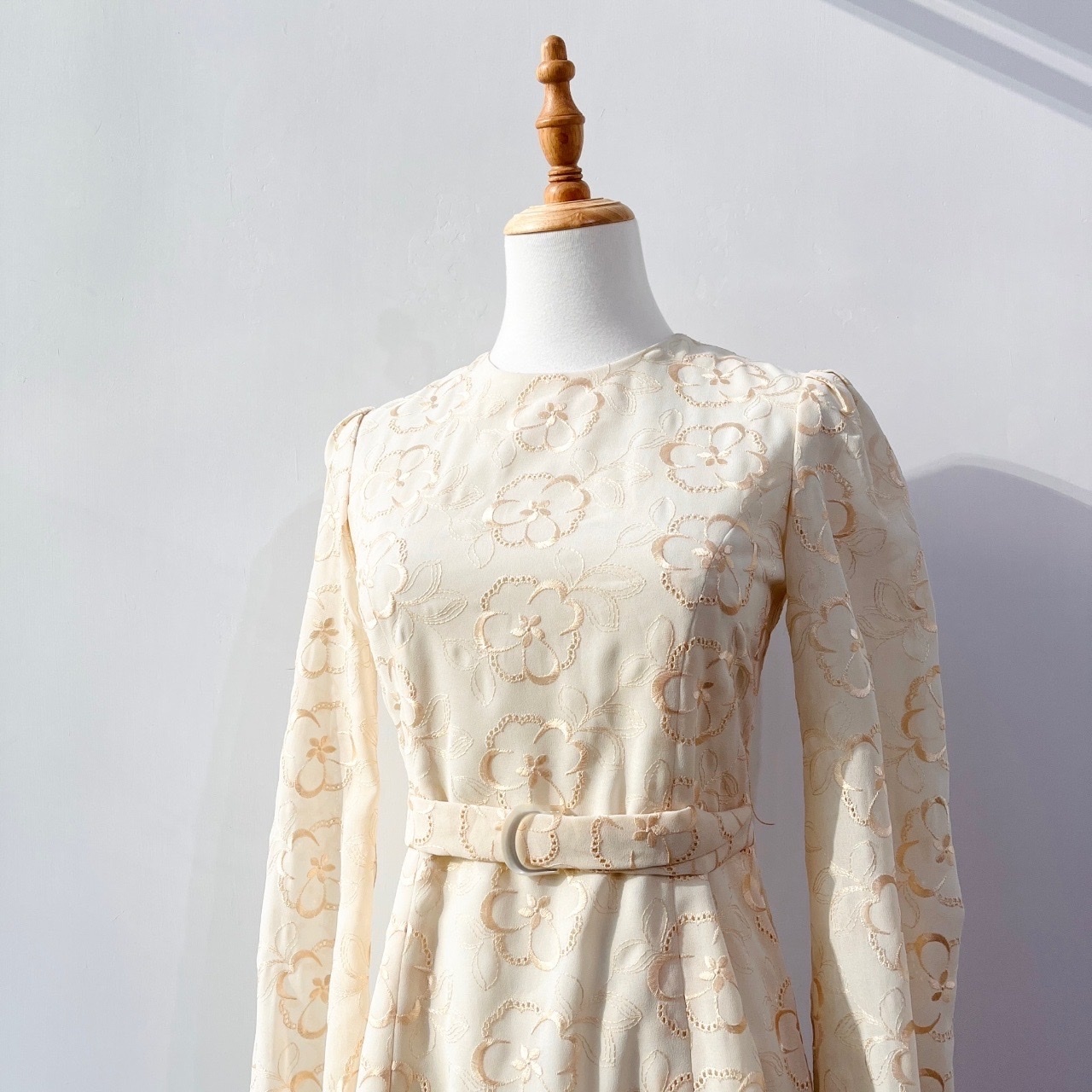 刺繡米色大花連身裙