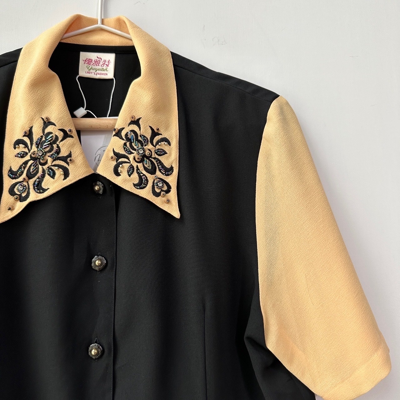 黑杏色刺繡短袖上衣