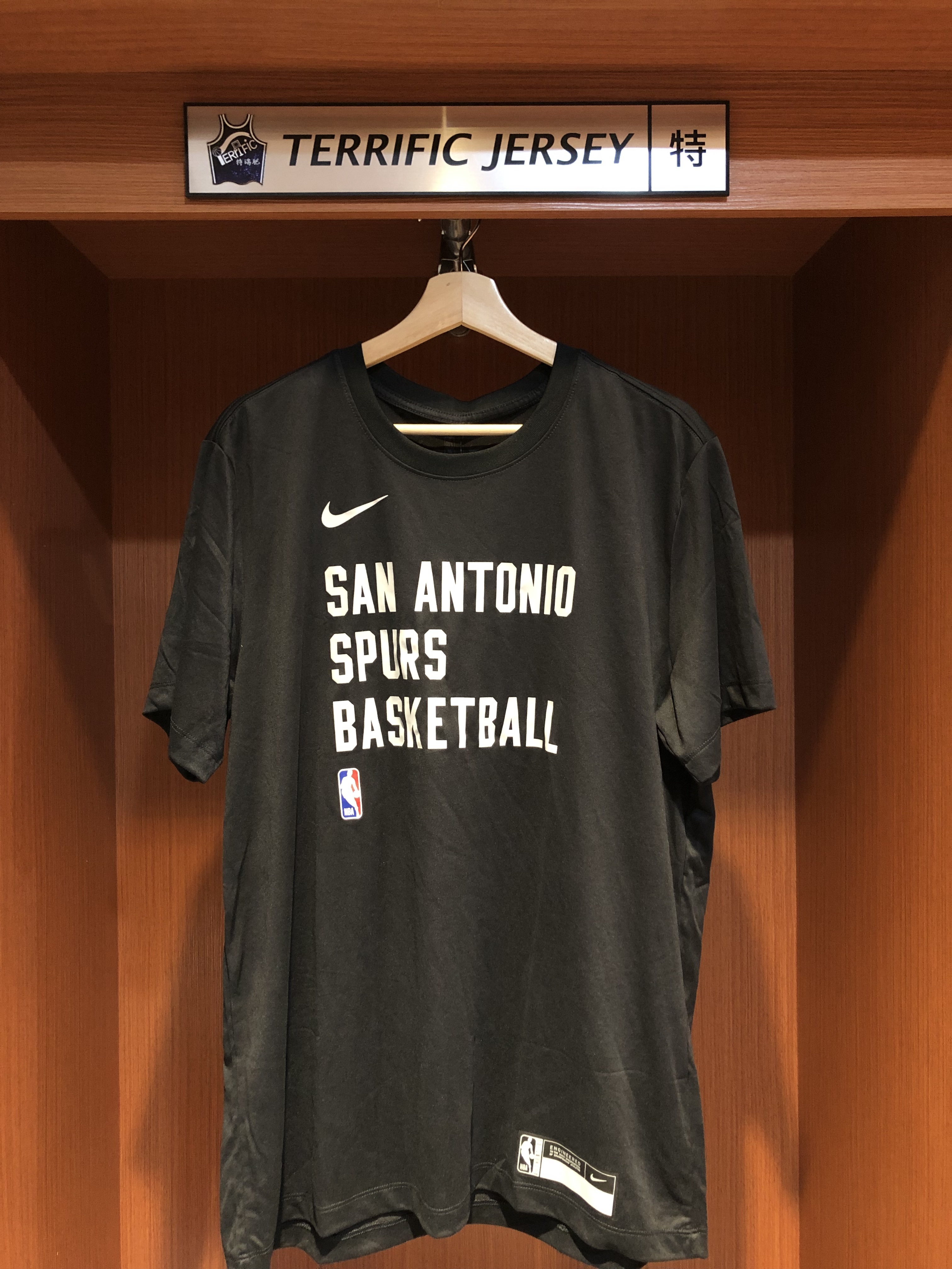 NBA短袖上衣 San Antonio Spurs 聖安東尼奧馬刺黑 23-24熱身衣 球員實穿同款 Nike Performance Tee 排汗短袖 全新