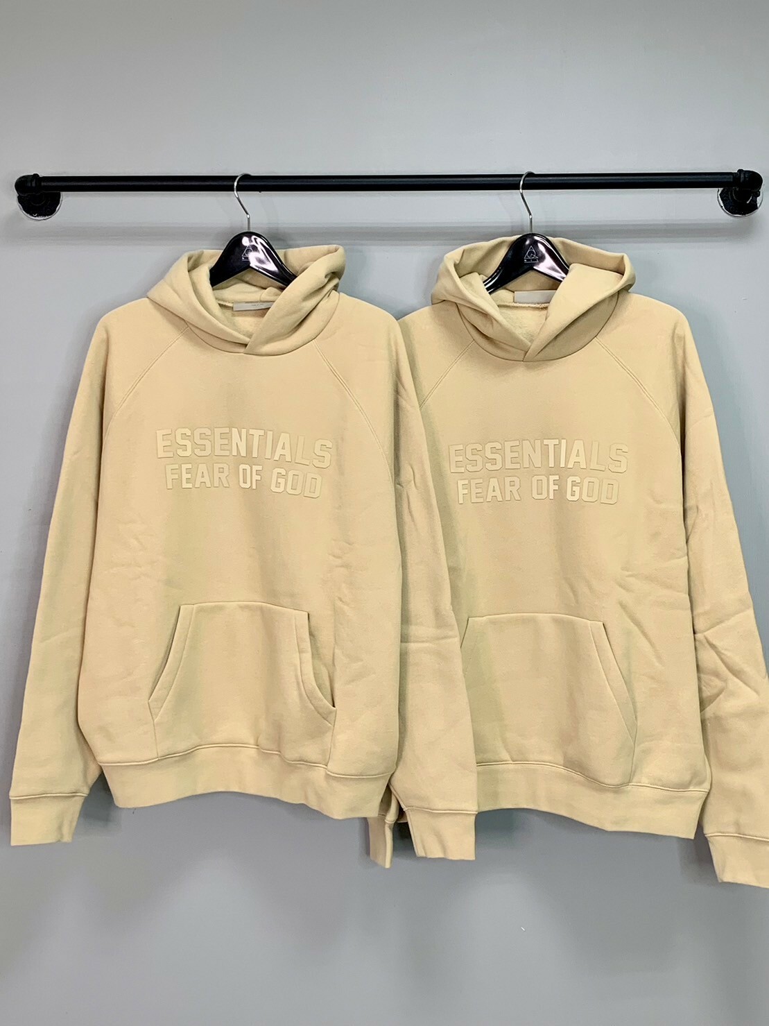 FOG Essentials 膠印logo帽T Sand 暖沙色