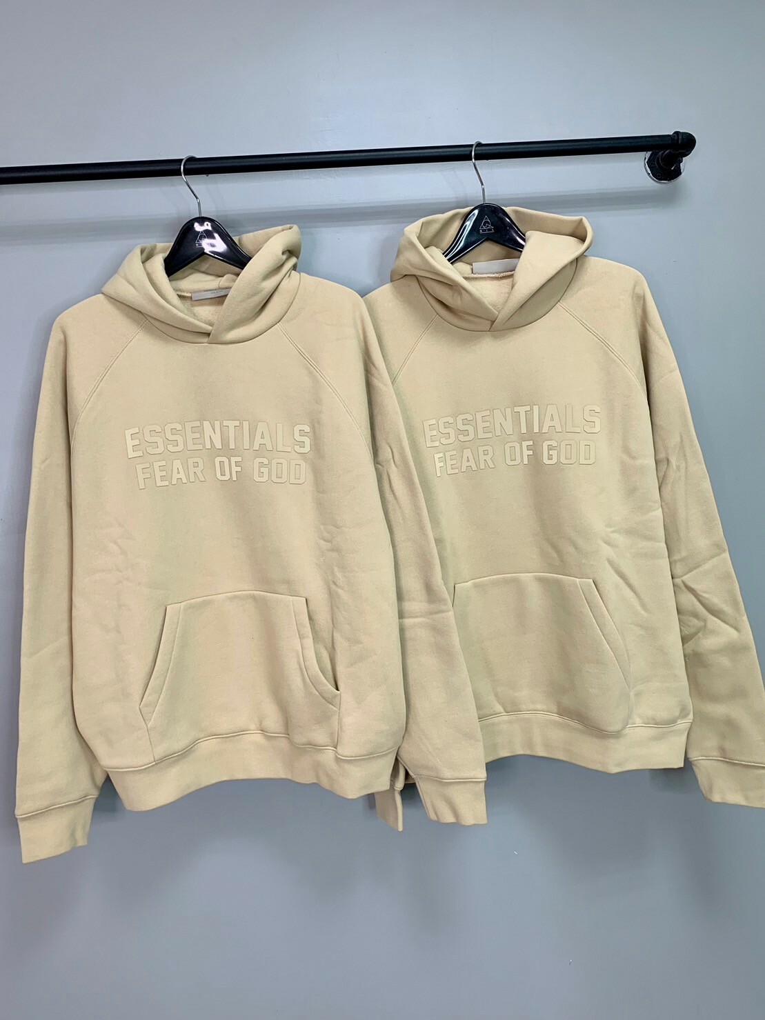 FOG Essentials 膠印logo帽T Sand 暖沙色