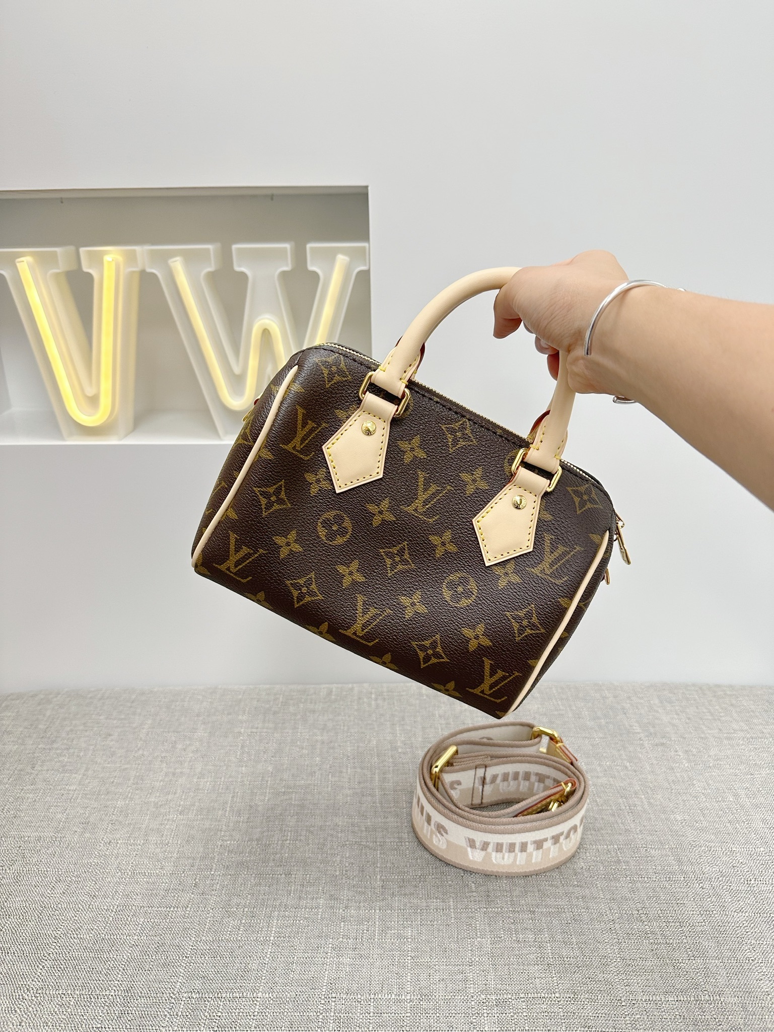 LV Speedy Bandiuliere 20