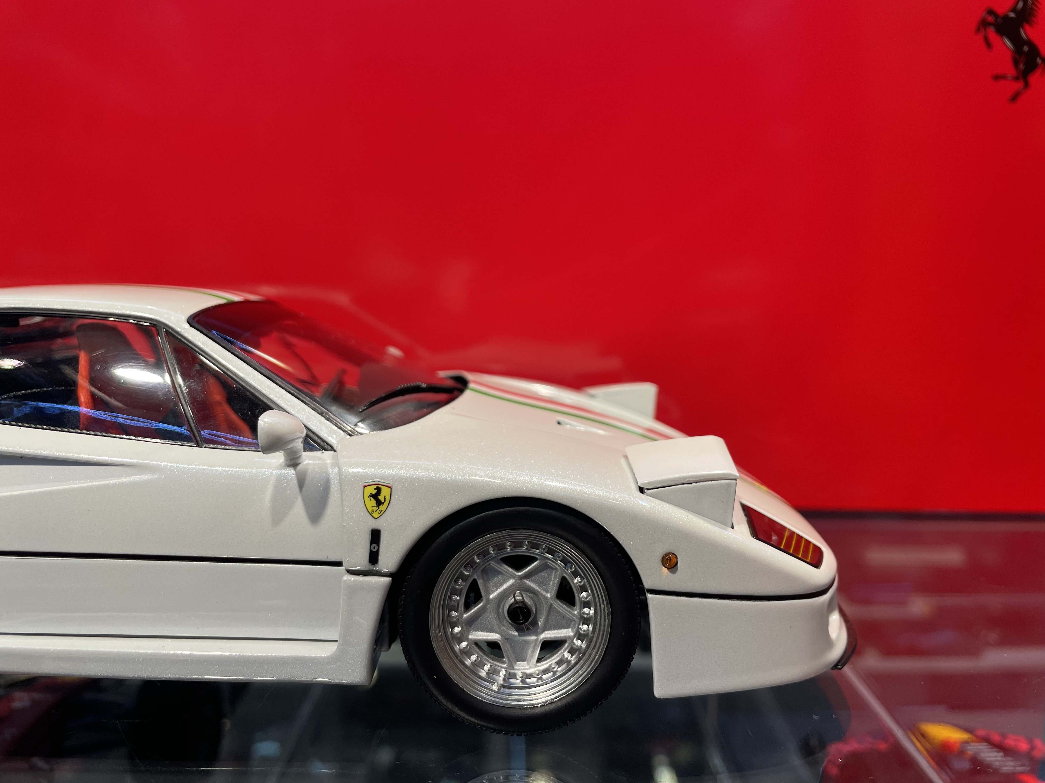 Kyosho 08416PWT-G Ferrari F40 Pearl White Italy 1/18