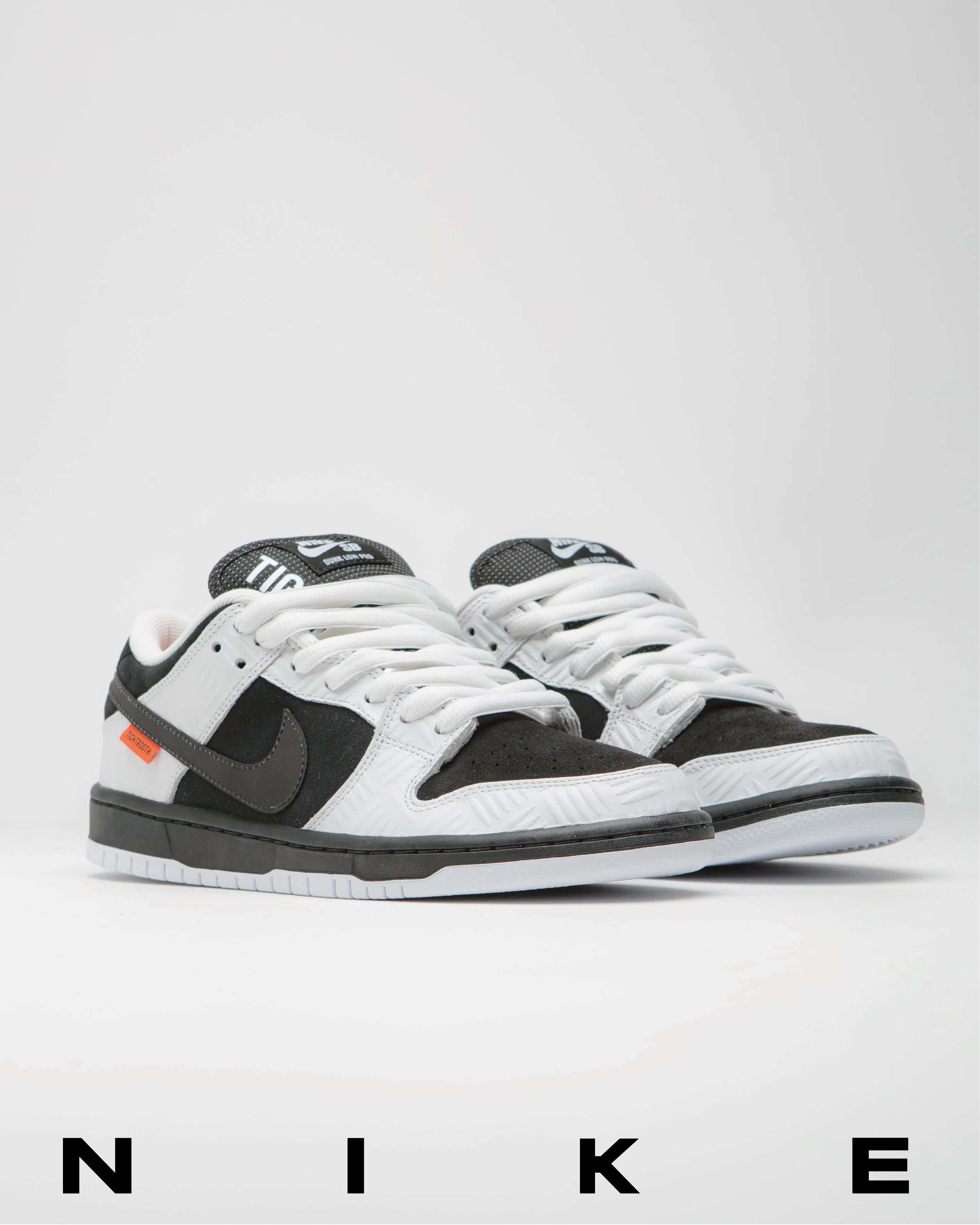 iSNEAKERS｜Tightbooth x Nike SB Dunk 反轉黑白熊貓FD2629-100