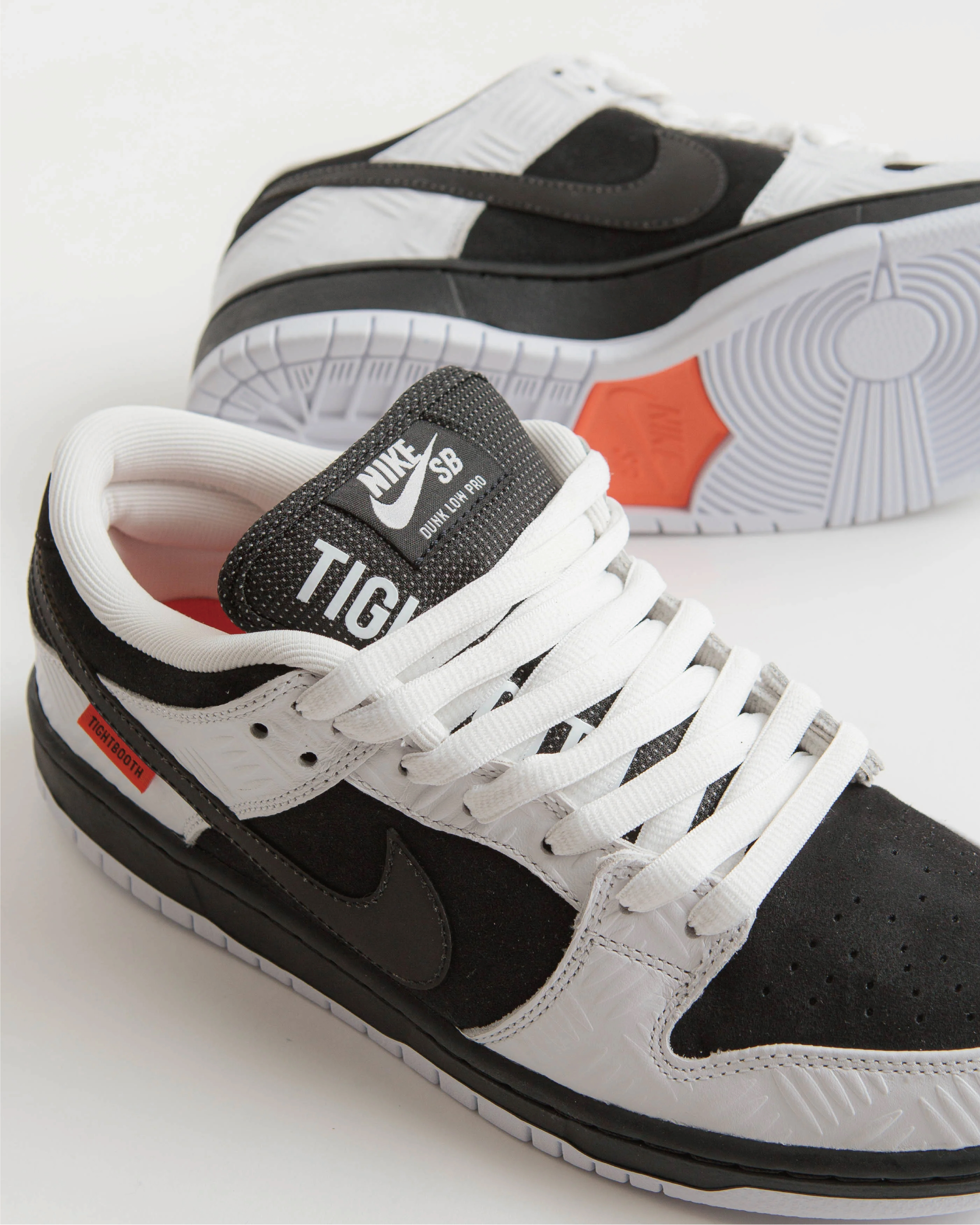 iSNEAKERS｜Tightbooth x Nike SB Dunk 反轉黑白熊貓FD2629-100