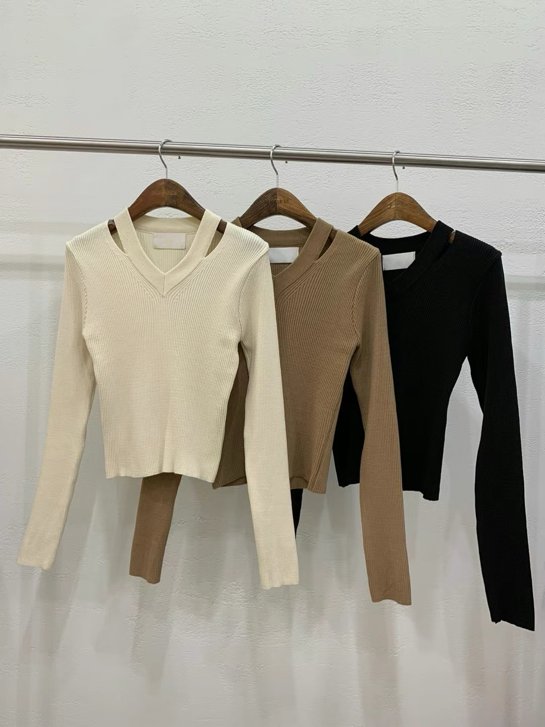 KR29 V領鎖骨穿洞貼身上衣