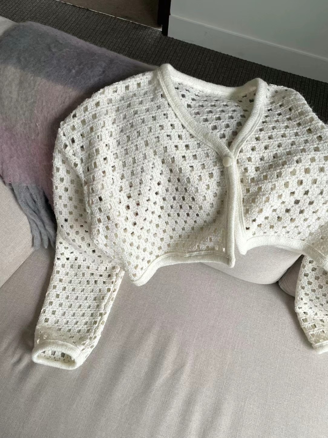 KR32 穿洞造型短外套