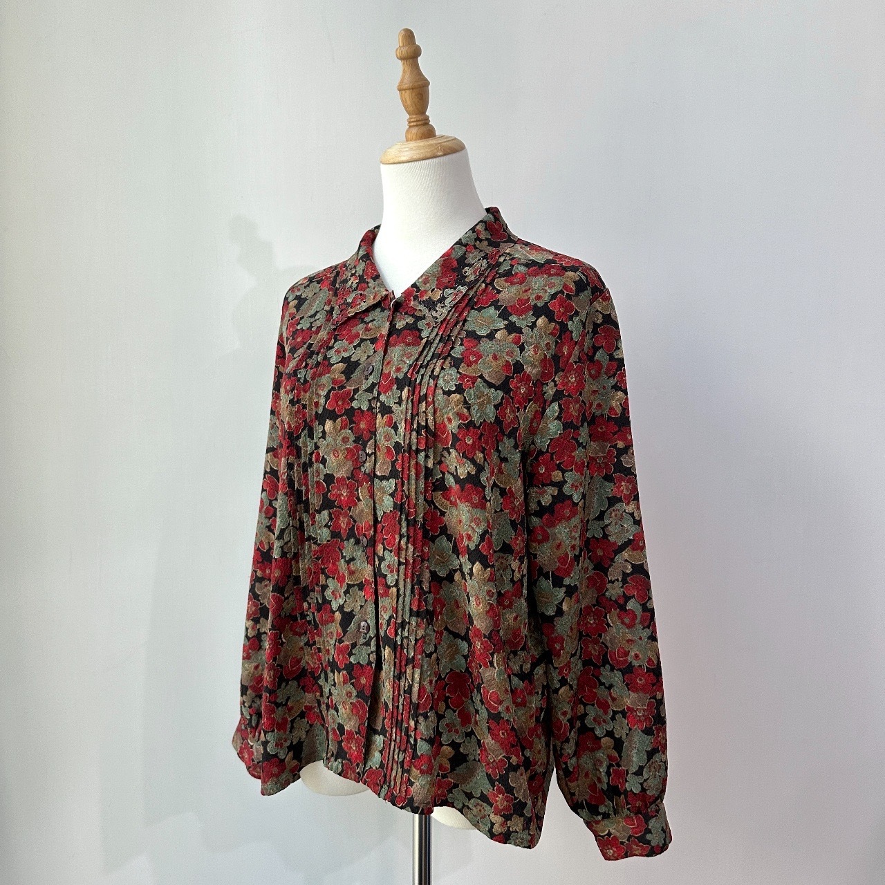 黑夜紅綠花卉和服布長袖上衣