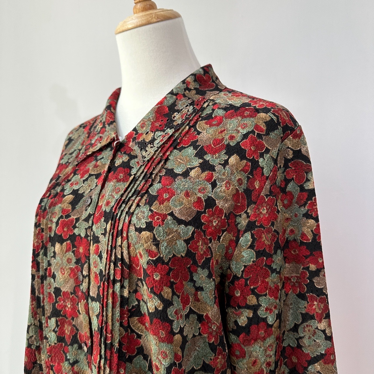 黑夜紅綠花卉和服布長袖上衣