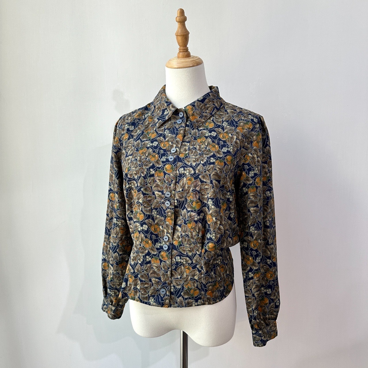 藍底橙色果實圖案長袖上衣